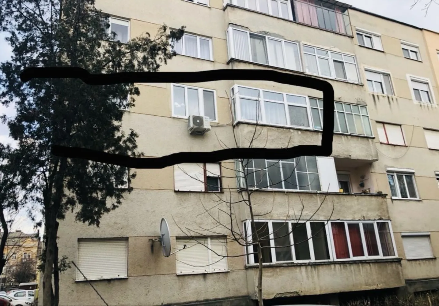 BRASADAS vinde ap 3 cam etajul 2/4 Bd. Traian. - Agentia Imobiliara BRASADAS vinde apartament cu 3 camere, cu o suprafata de 65 mp. situat la etajul 2/4 pe Calea Traian. Se vinde gata utilat și mobilat centrala nouă, aer condiționat, mașină de spălat rufe, mașină de spălat vase. Este decomandat. Livingul este luminos. Locatia este excelenta, aproape de centre culturale si de recreere, parcuri (grădina Romei). La 5 minute de mers pe jos pana la parcul central, restaurante. Transportul in comun este accesibil, facilitand deplasarile in oras. De asemenea, sunt scoli si grădinițe,ideal pentru familii sau studenti. Www.brasadas.com.