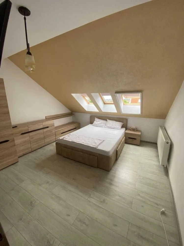 BRASADAS vinde ap 3 cam semicentral. - Agentia Imobiliara BRASADAS vinde apartament modern, cu 3 camere și o suprafață utilă de 80 mp, situat la etajul 5/5 într-un bloc nou, izolat termic, dotat cu lift, aflat într-o zonă semi-centrală. Locuința este compartimentată practic: living spațios, 2 dormitoare, bucătărie închisă, 2 băi și dressing. Se vinde mobilat și utilat (inclusiv electrocasnice), dispune de aer condiționat și finisaje de calitate. În preț este inclus un loc de parcare propriu, amplasat în curtea interioara, cu acces securizat - prin telecomandă. Ideal pentru familie sau investiție, datorită poziționării avantajoase, cu acces rapid către centrul orașului, magazine, școli și mijloace de transport. Www.brasadas.com.