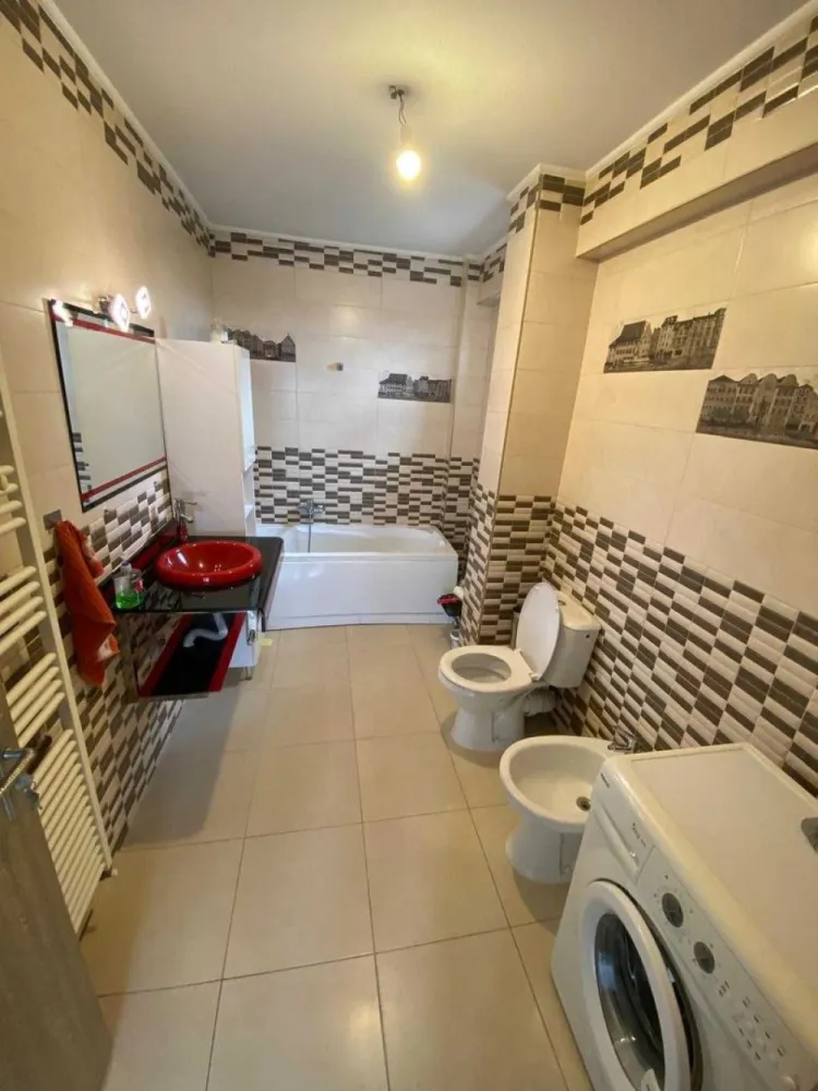 BRASADAS vinde ap 3 cam semicentral. - Agentia Imobiliara BRASADAS vinde apartament modern, cu 3 camere și o suprafață utilă de 80 mp, situat la etajul 5/5 într-un bloc nou, izolat termic, dotat cu lift, aflat într-o zonă semi-centrală. Locuința este compartimentată practic: living spațios, 2 dormitoare, bucătărie închisă, 2 băi și dressing. Se vinde mobilat și utilat (inclusiv electrocasnice), dispune de aer condiționat și finisaje de calitate. În preț este inclus un loc de parcare propriu, amplasat în curtea interioara, cu acces securizat - prin telecomandă. Ideal pentru familie sau investiție, datorită poziționării avantajoase, cu acces rapid către centrul orașului, magazine, școli și mijloace de transport. Www.brasadas.com.