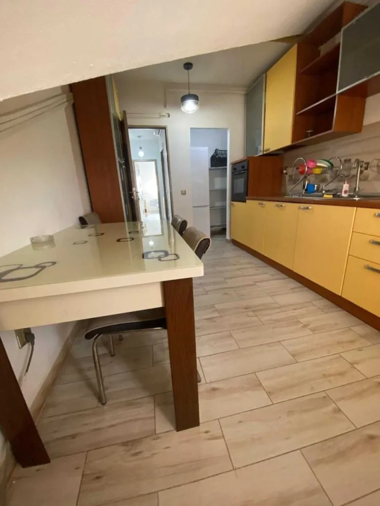 BRASADAS vinde ap 3 cam semicentral. - Agentia Imobiliara BRASADAS vinde apartament modern, cu 3 camere și o suprafață utilă de 80 mp, situat la etajul 5/5 într-un bloc nou, izolat termic, dotat cu lift, aflat într-o zonă semi-centrală. Locuința este compartimentată practic: living spațios, 2 dormitoare, bucătărie închisă, 2 băi și dressing. Se vinde mobilat și utilat (inclusiv electrocasnice), dispune de aer condiționat și finisaje de calitate. În preț este inclus un loc de parcare propriu, amplasat în curtea interioara, cu acces securizat - prin telecomandă. Ideal pentru familie sau investiție, datorită poziționării avantajoase, cu acces rapid către centrul orașului, magazine, școli și mijloace de transport. Www.brasadas.com.