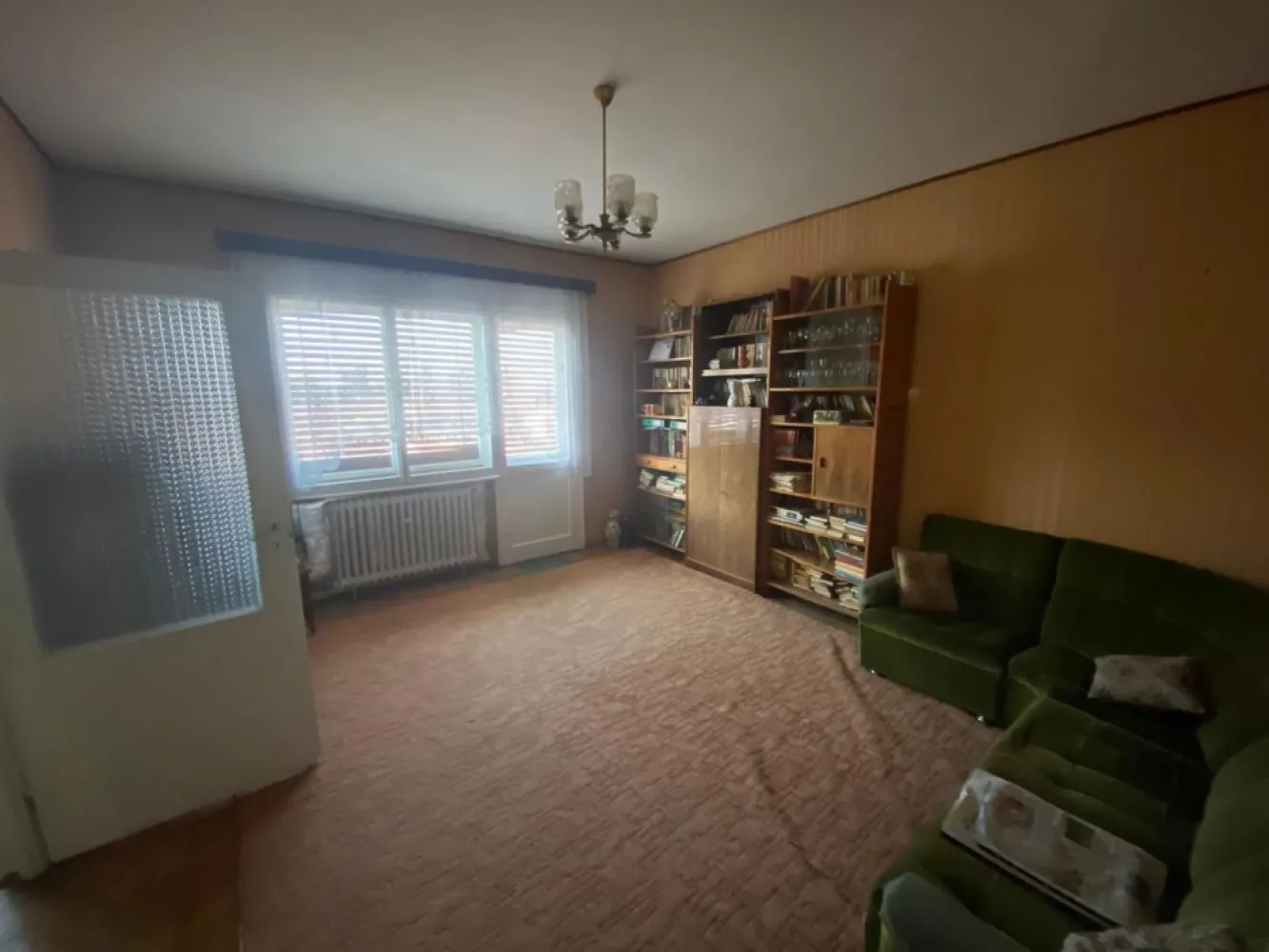 BRASADAS vinde ap cu 3 cam și garaj Piata Mare. - Agentia Imobiliara BRASADAS vinde apartament din caramida cu 3 camere decomandat, intr-o asociatie de 8 apartamente in zona Piata Mare. Proprietatea este amplasata la etajul 3/3 cu acoperis si o suprafata de 76mp utili. Apartmentul este compus din: -3 camere decomandate -1 bucatrie cu iesire pe balcon -1 baie -1 debara -1 camara -2 balcoane - garaj in curte - cota parte din pod - cota parte din curte 1/8 - uscator - boxa in beci - un mic loc de depozitare in curte Apartamentul are un design clasic, necesita renovare si modernizre. Www.brasadas.com.