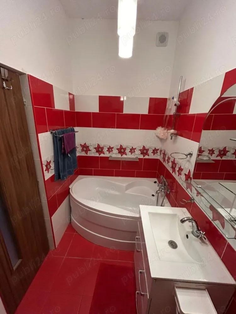 BRASADAS vinde ap 3 cam etaj 5/5 in zona Carpati 2. - Agentia Imobiliara BRASADAS vinde apartament cu 3 camere situat in Carpati 2 la etajul 5/5 cu suprafata utila de 60mp. in bloc NOU cu LIFT. Te poti bucura de lumina naturala in fiecare camera si de un balcon cu vedere la oras. Apartamentul se afla intr-o zona urbanizata, aproape de parcuri si centre de distractie. In apropiere, gasesti restaurante, cafenele si baruri, perfecte pentru petrecerea timpului liber. De asemenea, ai acces rapid la transportul in comun, facilitand deplasarile in oras. In zona sunt scoli si centre de sanatate, ceea ce face acest loc ideal pentru familii. Zona foarte liniștită, la câteva minute de mers pe jos de noul LIDL de pe str. Lucian Blaga! In apropiere avem magazine, patiserie, fast food, stații de autobuz Terasă de 24 mp cu pergola pentru umbrire, bucătărie open space si 2 dormitoare spațioase si o baie. Loc de parcare Apartamentul de preda complet mobilat și utilat! Www.brasadas.com.