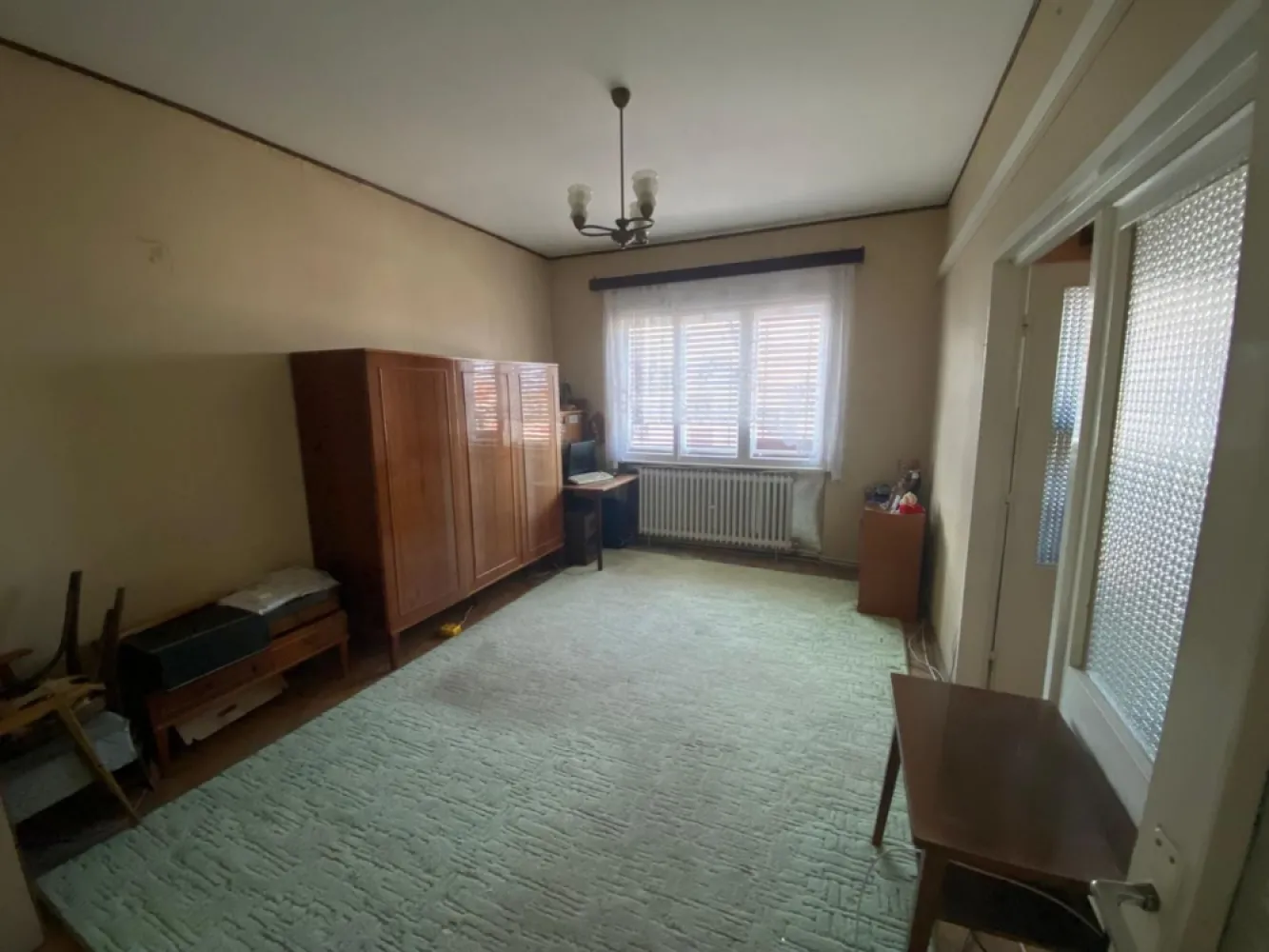 BRASADAS vinde ap cu 3 cam și garaj Piata Mare. - Agentia Imobiliara BRASADAS vinde apartament din caramida cu 3 camere decomandat, intr-o asociatie de 8 apartamente in zona Piata Mare. Proprietatea este amplasata la etajul 3/3 cu acoperis si o suprafata de 76mp utili. Apartmentul este compus din: -3 camere decomandate -1 bucatrie cu iesire pe balcon -1 baie -1 debara -1 camara -2 balcoane - garaj in curte - cota parte din pod - cota parte din curte 1/8 - uscator - boxa in beci - un mic loc de depozitare in curte Apartamentul are un design clasic, necesita renovare si modernizre. Www.brasadas.com.