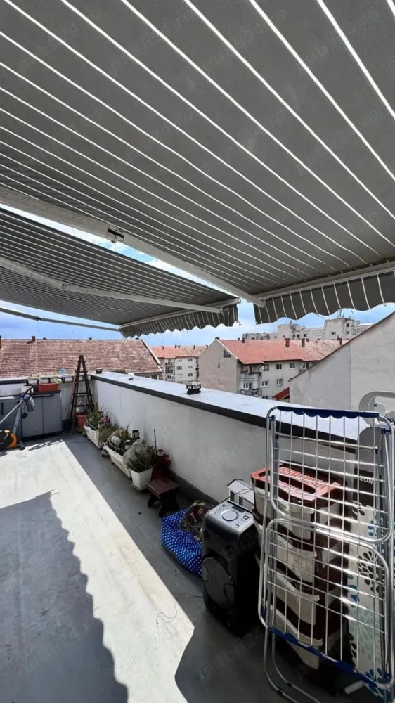 BRASADAS vinde ap 3 cam etaj 5/5 in zona Carpati 2. - Agentia Imobiliara BRASADAS vinde apartament cu 3 camere situat in Carpati 2 la etajul 5/5 cu suprafata utila de 60mp. in bloc NOU cu LIFT. Te poti bucura de lumina naturala in fiecare camera si de un balcon cu vedere la oras. Apartamentul se afla intr-o zona urbanizata, aproape de parcuri si centre de distractie. In apropiere, gasesti restaurante, cafenele si baruri, perfecte pentru petrecerea timpului liber. De asemenea, ai acces rapid la transportul in comun, facilitand deplasarile in oras. In zona sunt scoli si centre de sanatate, ceea ce face acest loc ideal pentru familii. Zona foarte liniștită, la câteva minute de mers pe jos de noul LIDL de pe str. Lucian Blaga! In apropiere avem magazine, patiserie, fast food, stații de autobuz Terasă de 24 mp cu pergola pentru umbrire, bucătărie open space si 2 dormitoare spațioase si o baie. Loc de parcare Apartamentul de preda complet mobilat și utilat! Www.brasadas.com.