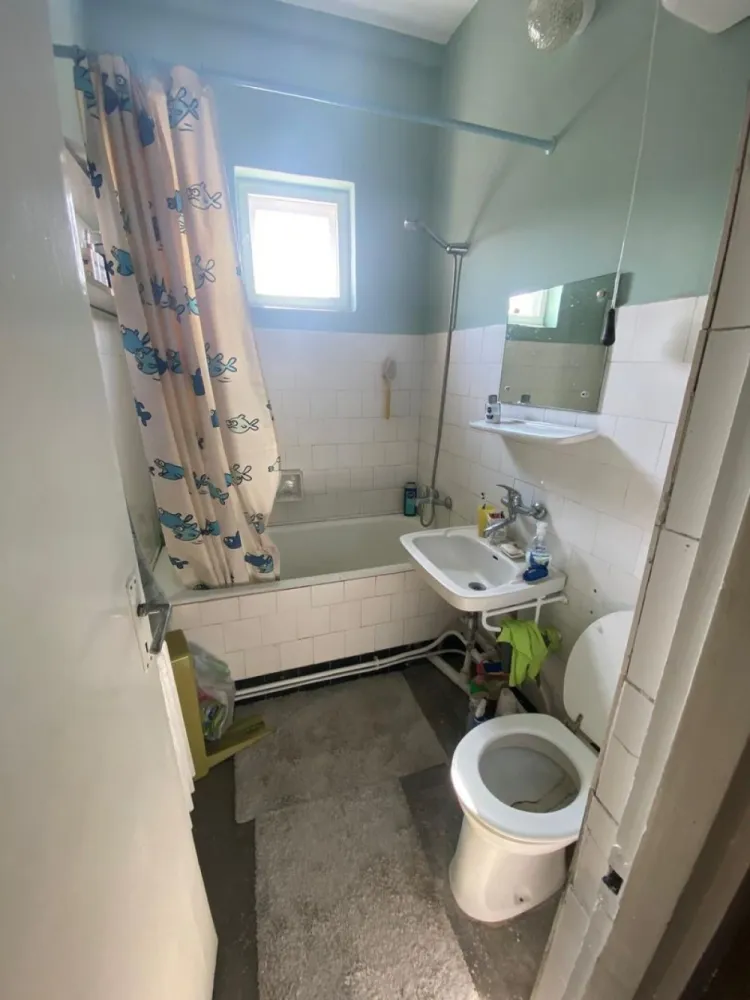BRASADAS vinde ap cu 3 cam și garaj Piata Mare. - Agentia Imobiliara BRASADAS vinde apartament din caramida cu 3 camere decomandat, intr-o asociatie de 8 apartamente in zona Piata Mare. Proprietatea este amplasata la etajul 3/3 cu acoperis si o suprafata de 76mp utili. Apartmentul este compus din: -3 camere decomandate -1 bucatrie cu iesire pe balcon -1 baie -1 debara -1 camara -2 balcoane - garaj in curte - cota parte din pod - cota parte din curte 1/8 - uscator - boxa in beci - un mic loc de depozitare in curte Apartamentul are un design clasic, necesita renovare si modernizre. Www.brasadas.com.