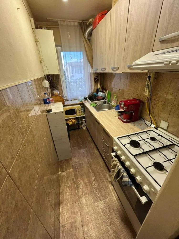 BRASADAS vinde ap 3 cam etaj 4/4 in Micro 14. - Agentia Imobiliara BRASADAS vinde apartament 3 camere in Micro14 la etajul 4/4 cu suprafata utila de 41mp. Izolat, acoperiș, centrala termica, geamuri termopane. Www.brasadas.com.
