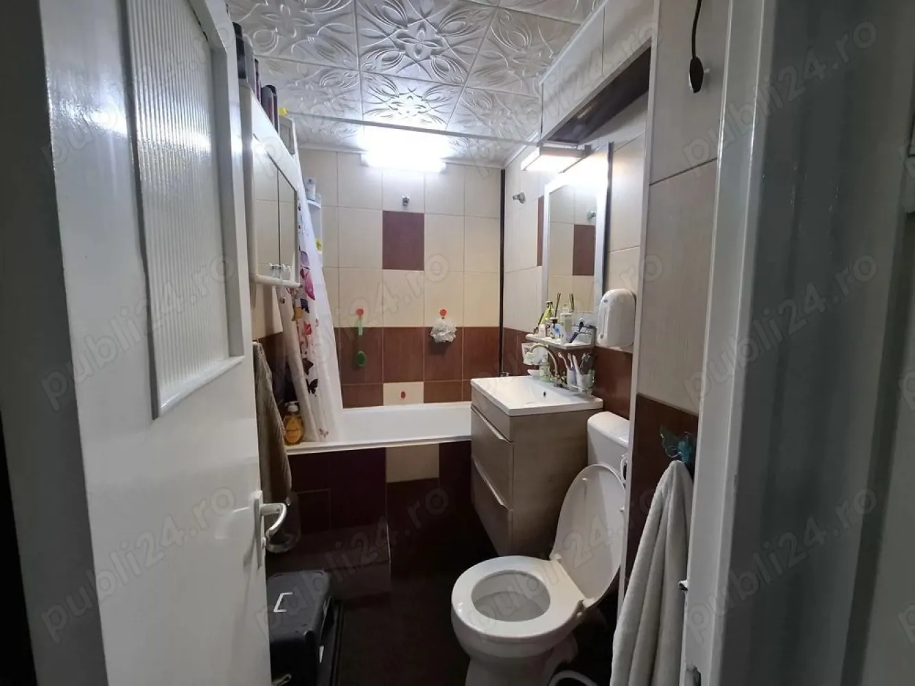 Vand ap 3 camere - Vand ap.3 came ,Micro 16,etaj4 Izolat interior Geamuri termopan Incalzire centrala Ptr.inf. luni,vineri ora 10-12 marti,joi 17-20