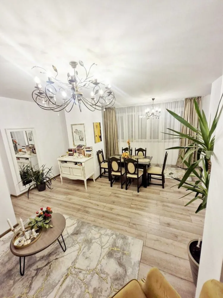 BRASADAS vinde ap 4 cam 130 mp ultracentral finisaje premium - Agentia Imobiliara BRASADAS vinde apartament cu 4 camere 130 mp – eleganță și confort în centrul orașului. Apartamentul oferă combinația rară dintre farmecul unei clădiri istorice și confortul unei locuințe moderne, într-una dintre cele mai căutate zone din Satu Mare. Acesta imbină farmecul arhitecturii clasice cu confortul modern. 4 camere spațioase 2 băi generoase /o baie prevazuta cu duș si cealalta prevazuta cu cadă încastrată in podea Bucătărie elegantă Scară interioară - duplex exclusivist Renovare premium, încălzire în pardoseală, centrală proprie, geamuri termopan Poziție excelentă: aproape de școli, licee, instituții și parcuri. Www.brasadas.com.