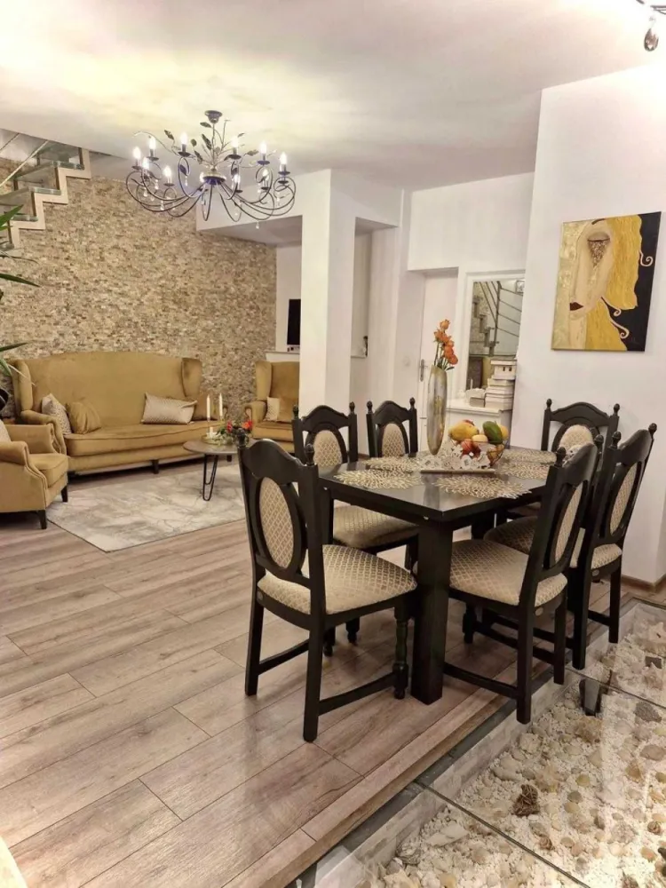 BRASADAS vinde ap 4 cam 130 mp ultracentral finisaje premium - Agentia Imobiliara BRASADAS vinde apartament cu 4 camere 130 mp – eleganță și confort în centrul orașului. Apartamentul oferă combinația rară dintre farmecul unei clădiri istorice și confortul unei locuințe moderne, într-una dintre cele mai căutate zone din Satu Mare. Acesta imbină farmecul arhitecturii clasice cu confortul modern. 4 camere spațioase 2 băi generoase /o baie prevazuta cu duș si cealalta prevazuta cu cadă încastrată in podea Bucătărie elegantă Scară interioară - duplex exclusivist Renovare premium, încălzire în pardoseală, centrală proprie, geamuri termopan Poziție excelentă: aproape de școli, licee, instituții și parcuri. Www.brasadas.com.