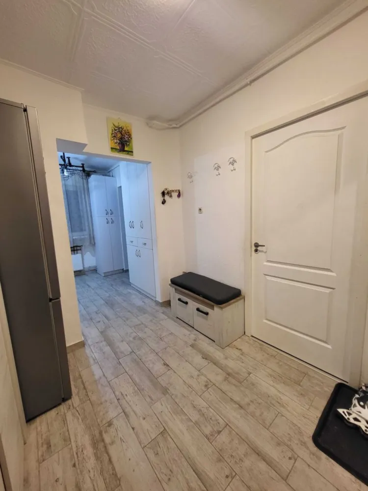 Vand apartament 3 camere - Vand apartament 3 camere cu un balcon, 67 mp, etaj 3/4, bloc caramida, semidecomandat, beci si garaj, geamuri termopane. Centrala si AC noi. Blocul este situat langa liceul Steinhardt intre case intr-o zona liniștită.