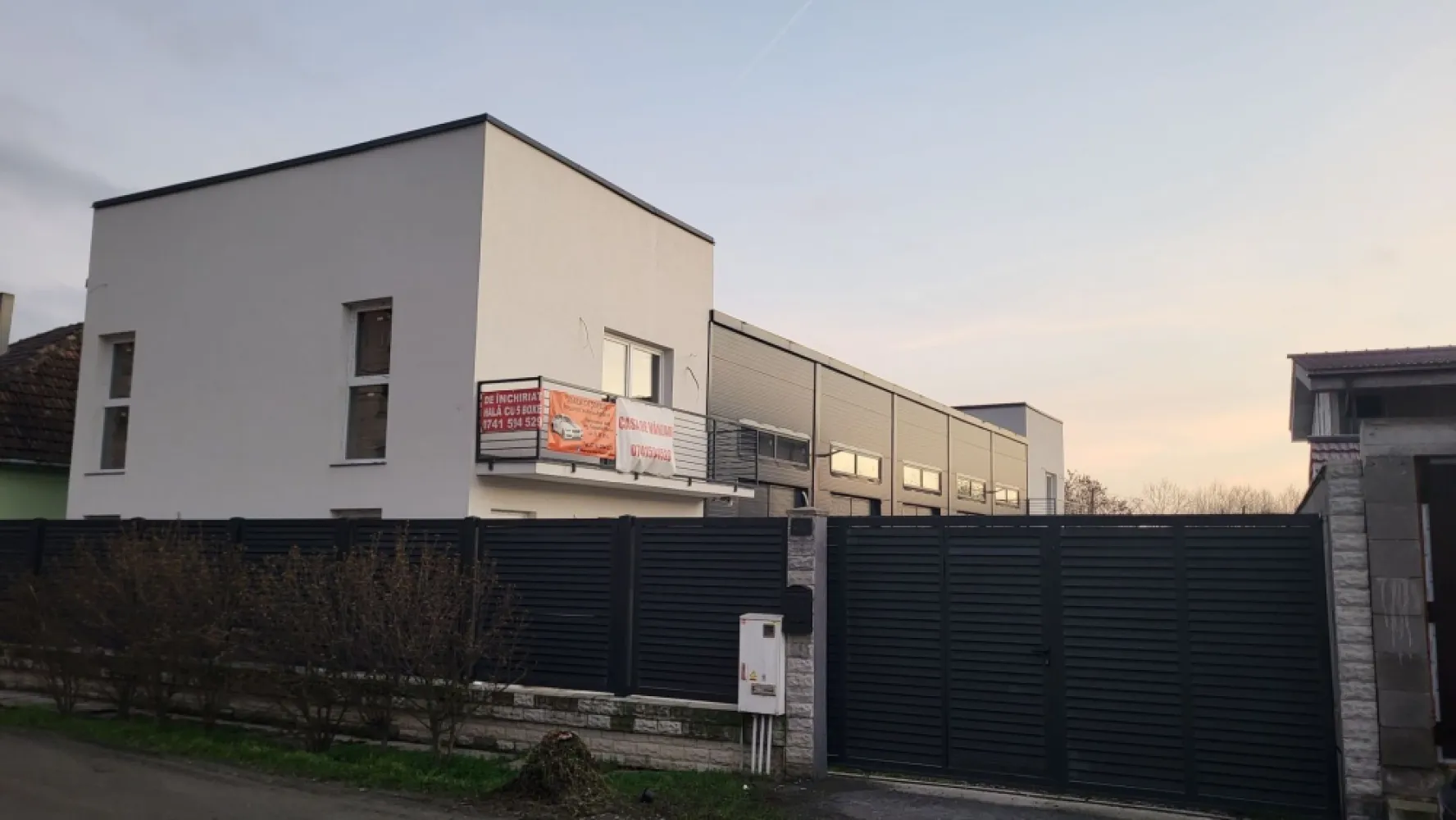 Vand /schimb/ Inchiriez Case și garaje pe str Ion Ghica 41c în 14Mai - Tel 0741_594_529 Vând,schimb sau închiriez 2 clădiri cu 5 garaje,fiecare clădire împărțită astfel: Parter:baie exterioara pentru hale, camera 25 mpatrati 4,5 pe 8m cu baie proprie Etaj :camera 25mpatrat. 4,5 pe 8m cu baie proprie si balcon. Fiecare Corp ate 94m2. Hala împărțită în 5 garaje in suprafață de 180 m patrati necompartimentata și este prevazuta cu 5 usi de întrare fiind astfel posibila compartimentarea acesteia în 5 boxe cu dimensiunile de 8m pe 4,5 m,înălțime de la 4,3 la 5,9m fiecare. Suprafata construita 366m patrati. Suprafață curte 840 m patrati. Utilități introduse : Curent trifazic, apa și canalizare. Prețul de închiriere este de 300 euro pe boxa sau 250 euro mai multe boxe. Pret de vanzare pt toată clădirea și teren aferent 325000 euro sau posibilitate de dezmembrare 1 pe 2 din clădire. Se poate și închiria total sau parțial Pentr alte detalii sunați la 0741_594_529