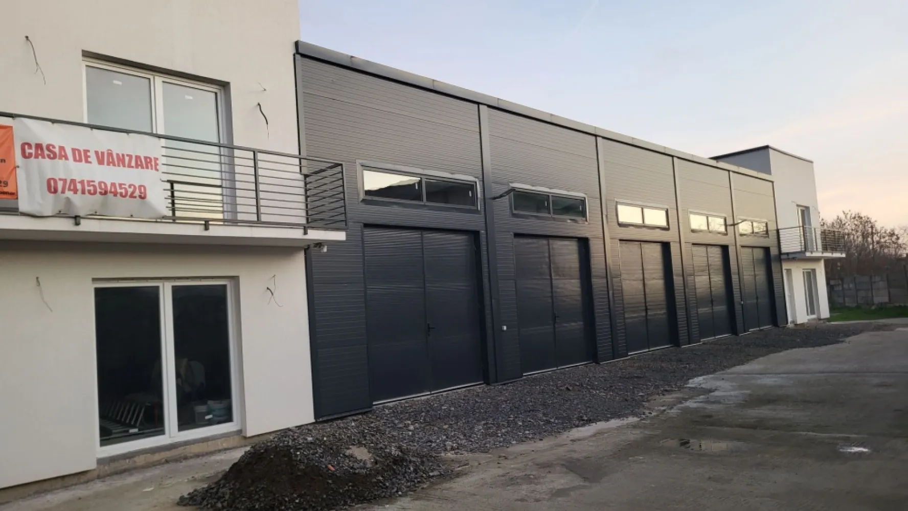 Vand /schimb/ Inchiriez Case și garaje pe str Ion Ghica 41c în 14Mai - Tel 0741_594_529 Vând,schimb sau închiriez 2 clădiri cu 5 garaje,fiecare clădire împărțită astfel: Parter:baie exterioara pentru hale, camera 25 mpatrati 4,5 pe 8m cu baie proprie Etaj :camera 25mpatrat. 4,5 pe 8m cu baie proprie si balcon. Fiecare Corp ate 94m2. Hala împărțită în 5 garaje in suprafață de 180 m patrati necompartimentata și este prevazuta cu 5 usi de întrare fiind astfel posibila compartimentarea acesteia în 5 boxe cu dimensiunile de 8m pe 4,5 m,înălțime de la 4,3 la 5,9m fiecare. Suprafata construita 366m patrati. Suprafață curte 840 m patrati. Utilități introduse : Curent trifazic, apa și canalizare. Prețul de închiriere este de 300 euro pe boxa sau 250 euro mai multe boxe. Pret de vanzare pt toată clădirea și teren aferent 325000 euro sau posibilitate de dezmembrare 1 pe 2 din clădire. Se poate și închiria total sau parțial Pentr alte detalii sunați la 0741_594_529
