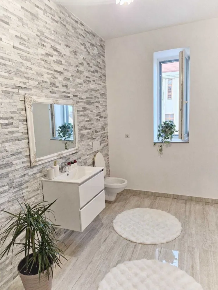 BRASADAS vinde ap 4 cam 130 mp ultracentral finisaje premium - Agentia Imobiliara BRASADAS vinde apartament cu 4 camere 130 mp – eleganță și confort în centrul orașului. Apartamentul oferă combinația rară dintre farmecul unei clădiri istorice și confortul unei locuințe moderne, într-una dintre cele mai căutate zone din Satu Mare. Acesta imbină farmecul arhitecturii clasice cu confortul modern. 4 camere spațioase 2 băi generoase /o baie prevazuta cu duș si cealalta prevazuta cu cadă încastrată in podea Bucătărie elegantă Scară interioară - duplex exclusivist Renovare premium, încălzire în pardoseală, centrală proprie, geamuri termopan Poziție excelentă: aproape de școli, licee, instituții și parcuri. Www.brasadas.com.