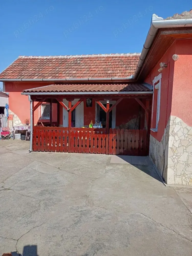 BRASADAS vinde casa in Ungaria - Vând casă aflată în Ungaria, compusă din trei camere, două bucătării, două băi,garaj ,curte , grădină și alte dependințe. Casa se află pe un teren de 1330 mp. Casa are 90mp, dependințele tot 90 mp. Www.brasadas.com.