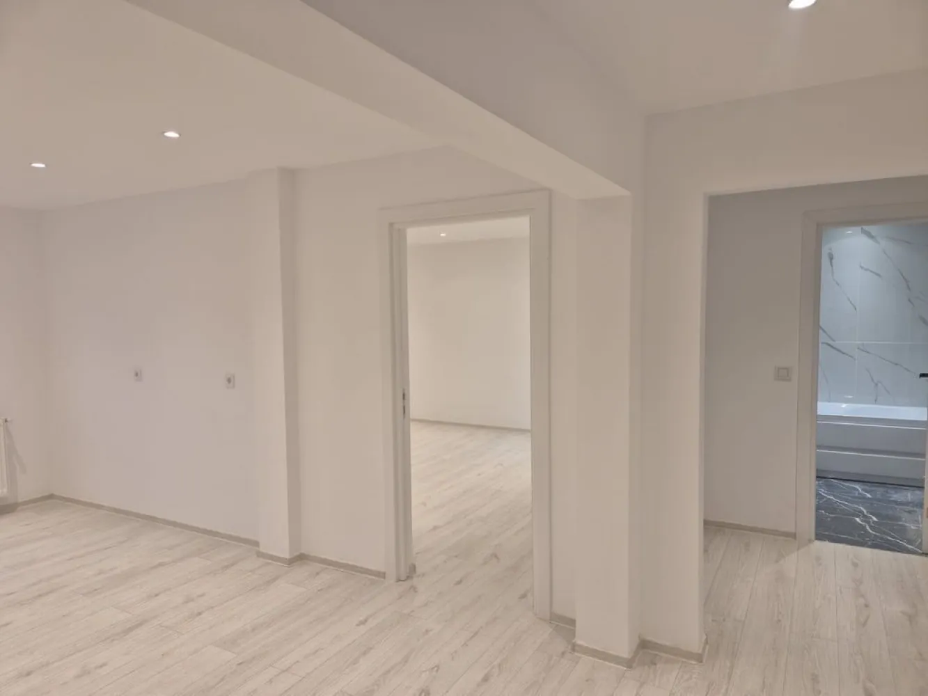 BRASADAS vinde ap 4 cam etaj 3/4 in Micro 16. - Agentia Imobiliara BRASADAS vinde apartament decomandat cu 4 camere și se află la etajul 3. Este proaspăt renovat și beneficiază de o lumină naturală abundentă. Finisajele sunt de înaltă calitate, cu pardoseli din lemn și laminate. Baia este modernă, dotată cu duș și finisaje elegante. Situat într-un cartier urban, apartamentul oferă o priveliște frumoasă asupra orașului. Zona este bine conectată, cu acces rapid la transportul în comun și facilități de zi cu zi. Vei găsi magazine, restaurante și parcuri în apropiere, oferind un stil de viață comod. Www.brasadas.com.