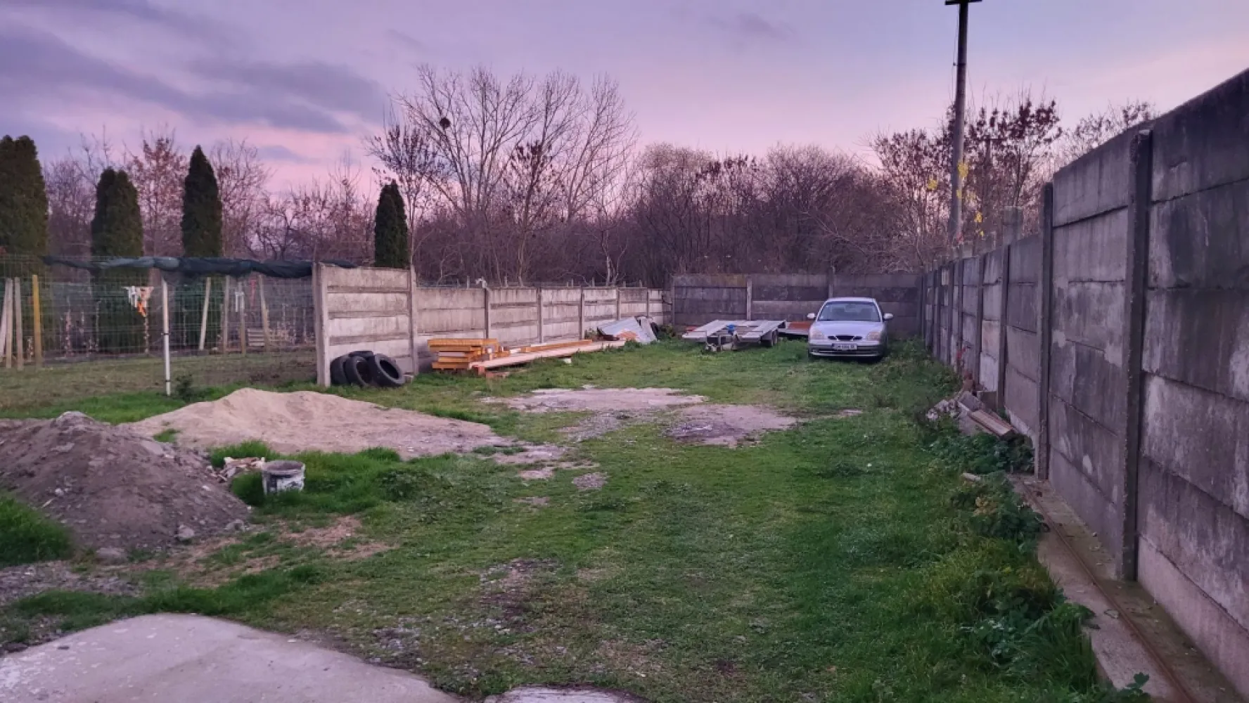 Vand /schimb/ Inchiriez Case și garaje pe str Ion Ghica 41c în 14Mai - Tel 0741_594_529 Vând,schimb sau închiriez 2 clădiri cu 5 garaje,fiecare clădire împărțită astfel: Parter:baie exterioara pentru hale, camera 25 mpatrati 4,5 pe 8m cu baie proprie Etaj :camera 25mpatrat. 4,5 pe 8m cu baie proprie si balcon. Fiecare Corp ate 94m2. Hala împărțită în 5 garaje in suprafață de 180 m patrati necompartimentata și este prevazuta cu 5 usi de întrare fiind astfel posibila compartimentarea acesteia în 5 boxe cu dimensiunile de 8m pe 4,5 m,înălțime de la 4,3 la 5,9m fiecare. Suprafata construita 366m patrati. Suprafață curte 840 m patrati. Utilități introduse : Curent trifazic, apa și canalizare. Prețul de închiriere este de 300 euro pe boxa sau 250 euro mai multe boxe. Pret de vanzare pt toată clădirea și teren aferent 325000 euro sau posibilitate de dezmembrare 1 pe 2 din clădire. Se poate și închiria total sau parțial Pentr alte detalii sunați la 0741_594_529