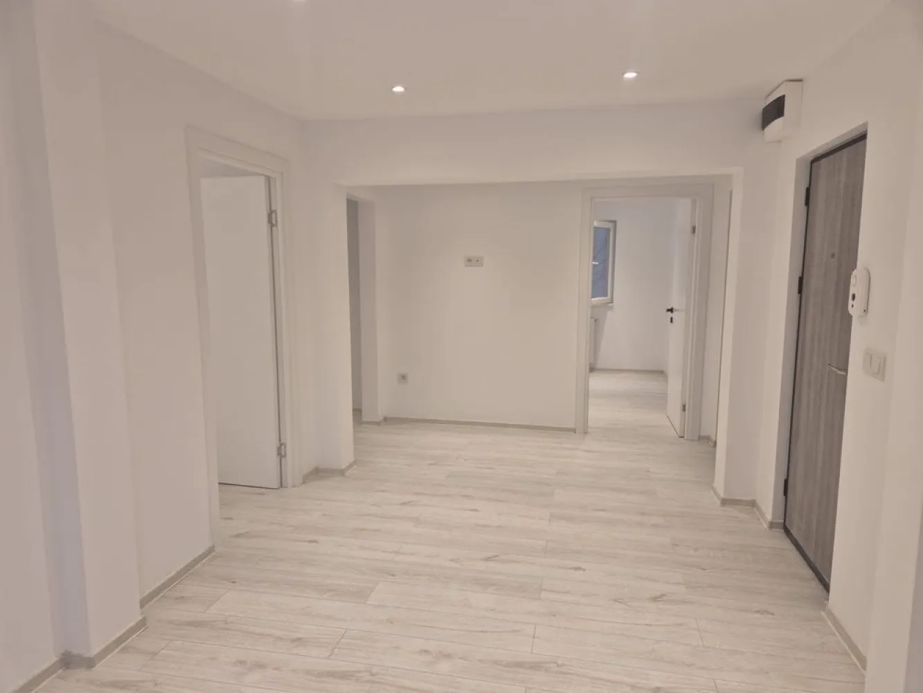 BRASADAS vinde ap 4 cam etaj 3/4 in Micro 16. - Agentia Imobiliara BRASADAS vinde apartament decomandat cu 4 camere și se află la etajul 3. Este proaspăt renovat și beneficiază de o lumină naturală abundentă. Finisajele sunt de înaltă calitate, cu pardoseli din lemn și laminate. Baia este modernă, dotată cu duș și finisaje elegante. Situat într-un cartier urban, apartamentul oferă o priveliște frumoasă asupra orașului. Zona este bine conectată, cu acces rapid la transportul în comun și facilități de zi cu zi. Vei găsi magazine, restaurante și parcuri în apropiere, oferind un stil de viață comod. Www.brasadas.com.