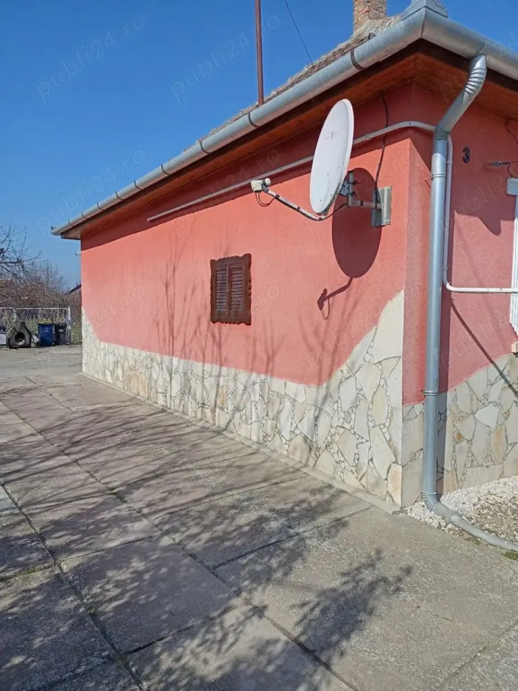 BRASADAS vinde casa in Ungaria - Vând casă aflată în Ungaria, compusă din trei camere, două bucătării, două băi,garaj ,curte , grădină și alte dependințe. Casa se află pe un teren de 1330 mp. Casa are 90mp, dependințele tot 90 mp. Www.brasadas.com.