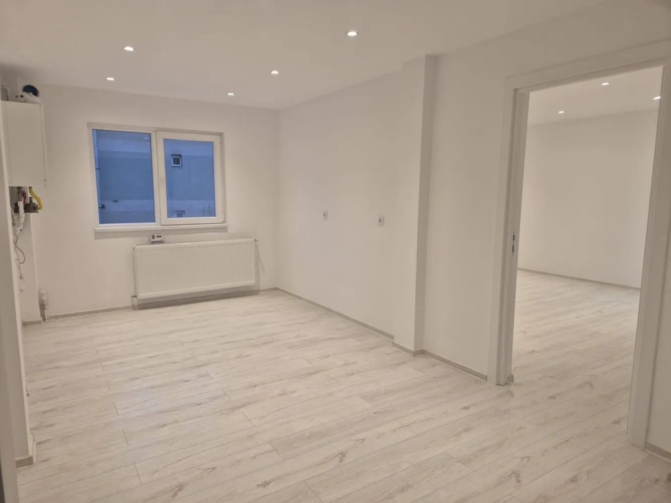 BRASADAS vinde ap 4 cam etaj 3/4 in Micro 16. - Agentia Imobiliara BRASADAS vinde apartament decomandat cu 4 camere și se află la etajul 3. Este proaspăt renovat și beneficiază de o lumină naturală abundentă. Finisajele sunt de înaltă calitate, cu pardoseli din lemn și laminate. Baia este modernă, dotată cu duș și finisaje elegante. Situat într-un cartier urban, apartamentul oferă o priveliște frumoasă asupra orașului. Zona este bine conectată, cu acces rapid la transportul în comun și facilități de zi cu zi. Vei găsi magazine, restaurante și parcuri în apropiere, oferind un stil de viață comod. Www.brasadas.com.