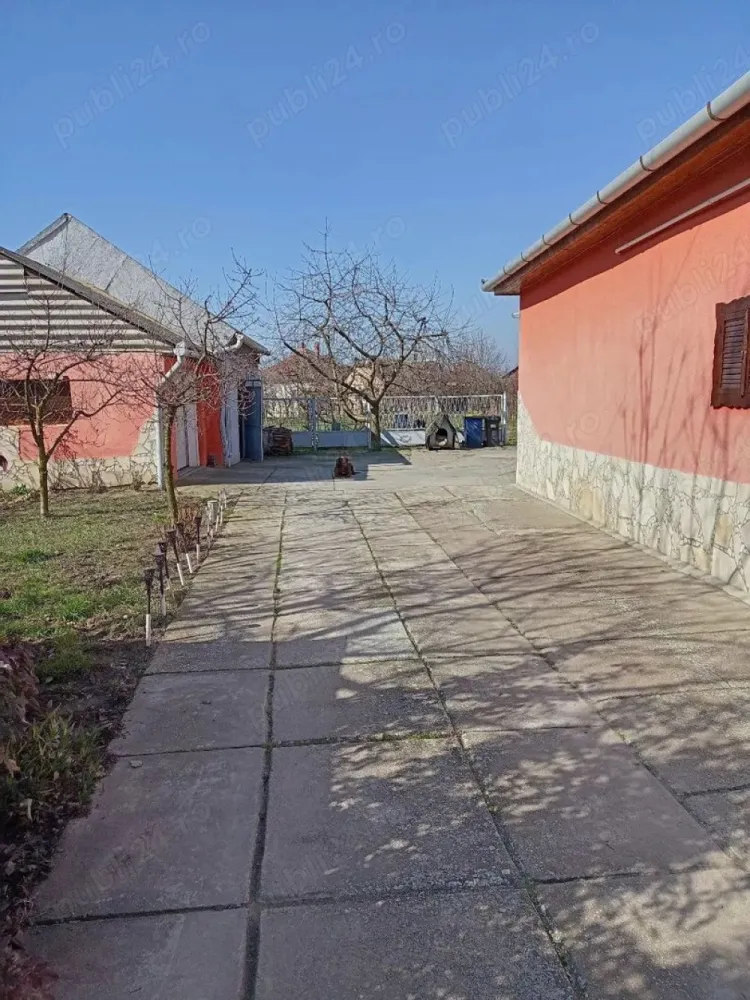 BRASADAS vinde casa in Ungaria - Vând casă aflată în Ungaria, compusă din trei camere, două bucătării, două băi,garaj ,curte , grădină și alte dependințe. Casa se află pe un teren de 1330 mp. Casa are 90mp, dependințele tot 90 mp. Www.brasadas.com.