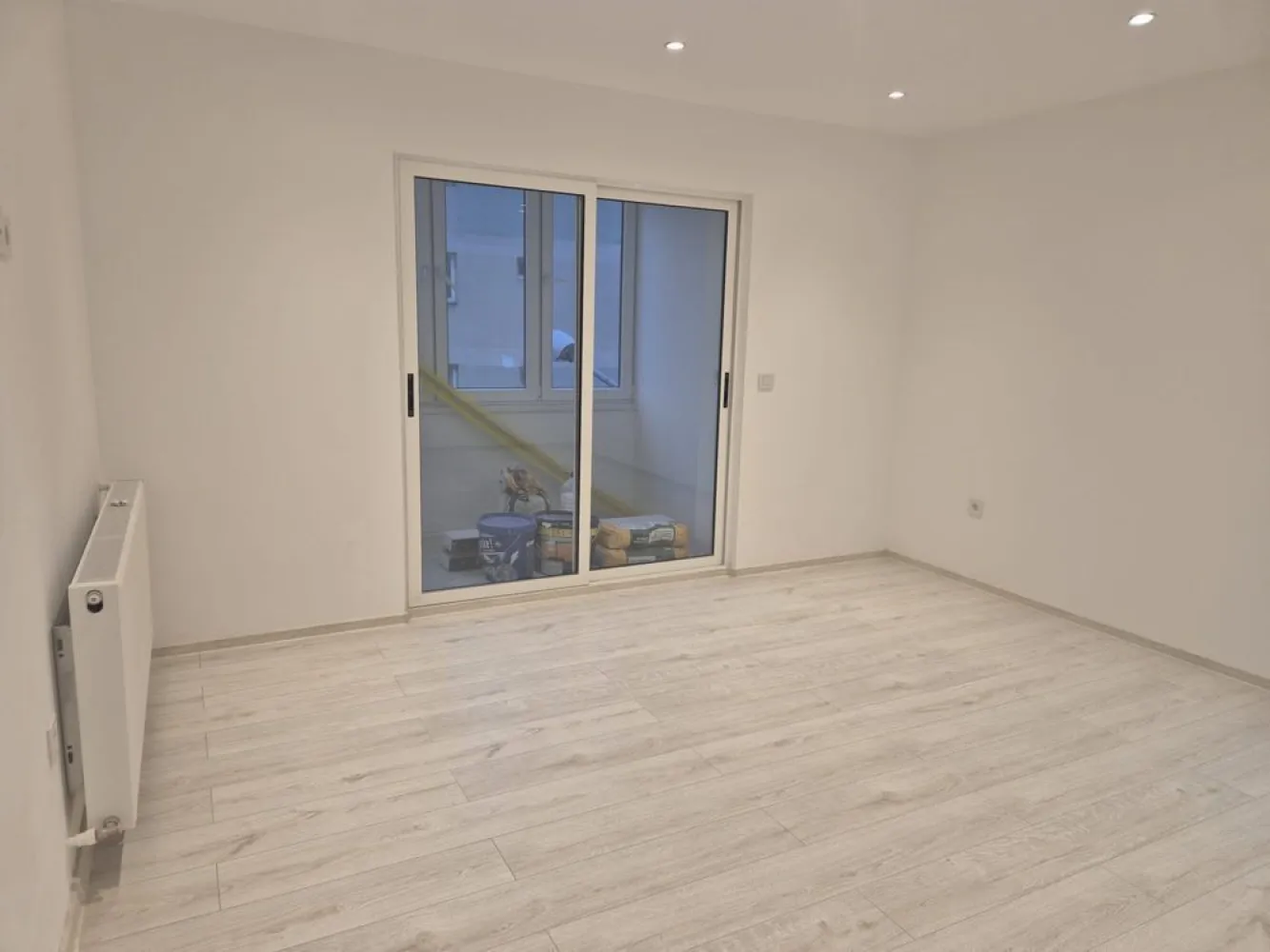 BRASADAS vinde ap 4 cam etaj 3/4 in Micro 16. - Agentia Imobiliara BRASADAS vinde apartament decomandat cu 4 camere și se află la etajul 3. Este proaspăt renovat și beneficiază de o lumină naturală abundentă. Finisajele sunt de înaltă calitate, cu pardoseli din lemn și laminate. Baia este modernă, dotată cu duș și finisaje elegante. Situat într-un cartier urban, apartamentul oferă o priveliște frumoasă asupra orașului. Zona este bine conectată, cu acces rapid la transportul în comun și facilități de zi cu zi. Vei găsi magazine, restaurante și parcuri în apropiere, oferind un stil de viață comod. Www.brasadas.com.