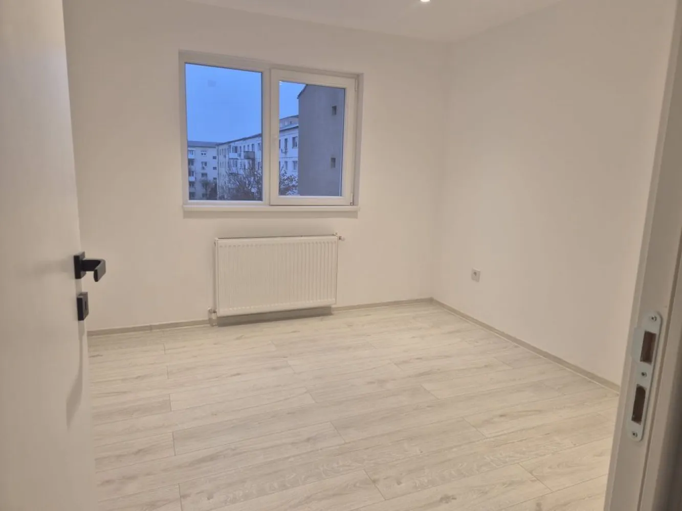 BRASADAS vinde ap 4 cam etaj 3/4 in Micro 16. - Agentia Imobiliara BRASADAS vinde apartament decomandat cu 4 camere și se află la etajul 3. Este proaspăt renovat și beneficiază de o lumină naturală abundentă. Finisajele sunt de înaltă calitate, cu pardoseli din lemn și laminate. Baia este modernă, dotată cu duș și finisaje elegante. Situat într-un cartier urban, apartamentul oferă o priveliște frumoasă asupra orașului. Zona este bine conectată, cu acces rapid la transportul în comun și facilități de zi cu zi. Vei găsi magazine, restaurante și parcuri în apropiere, oferind un stil de viață comod. Www.brasadas.com.