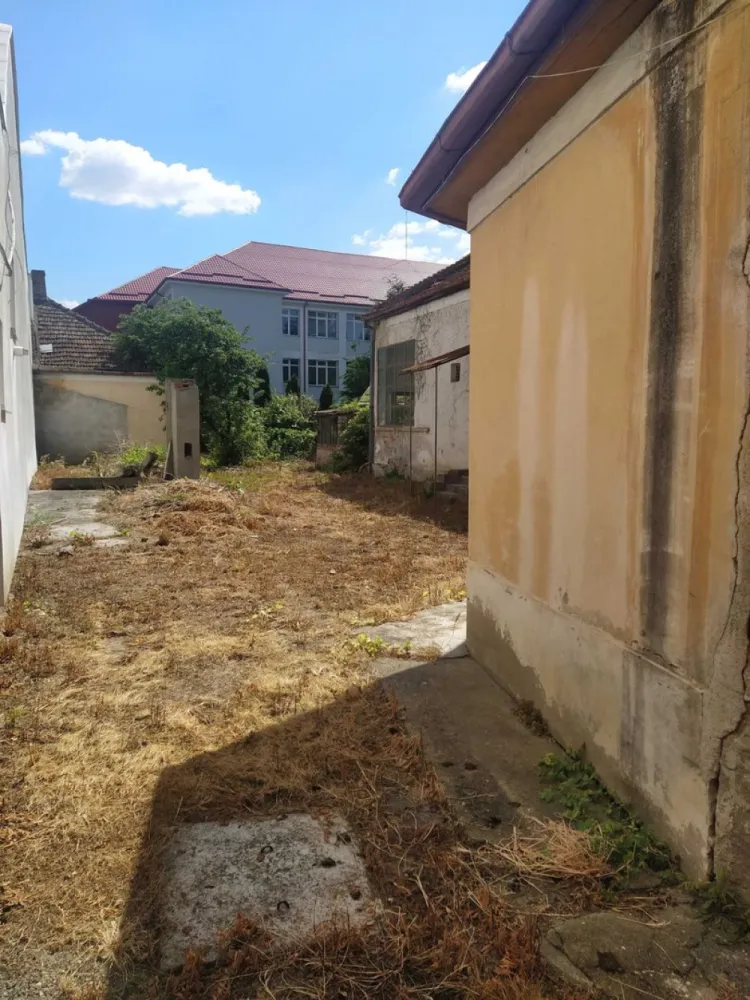 De vanzare casa - Ana Ipătescu Nr.6 - De vanzare proprietatea situată pe str. Ana Ipătescu Nr. 6., pe un teren de 735 mp, având un front generos de 19 metri.