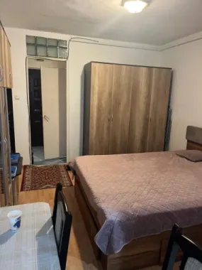 BRASADAS vinde garsoniera utilata etaj 1/4 Ostrovului.