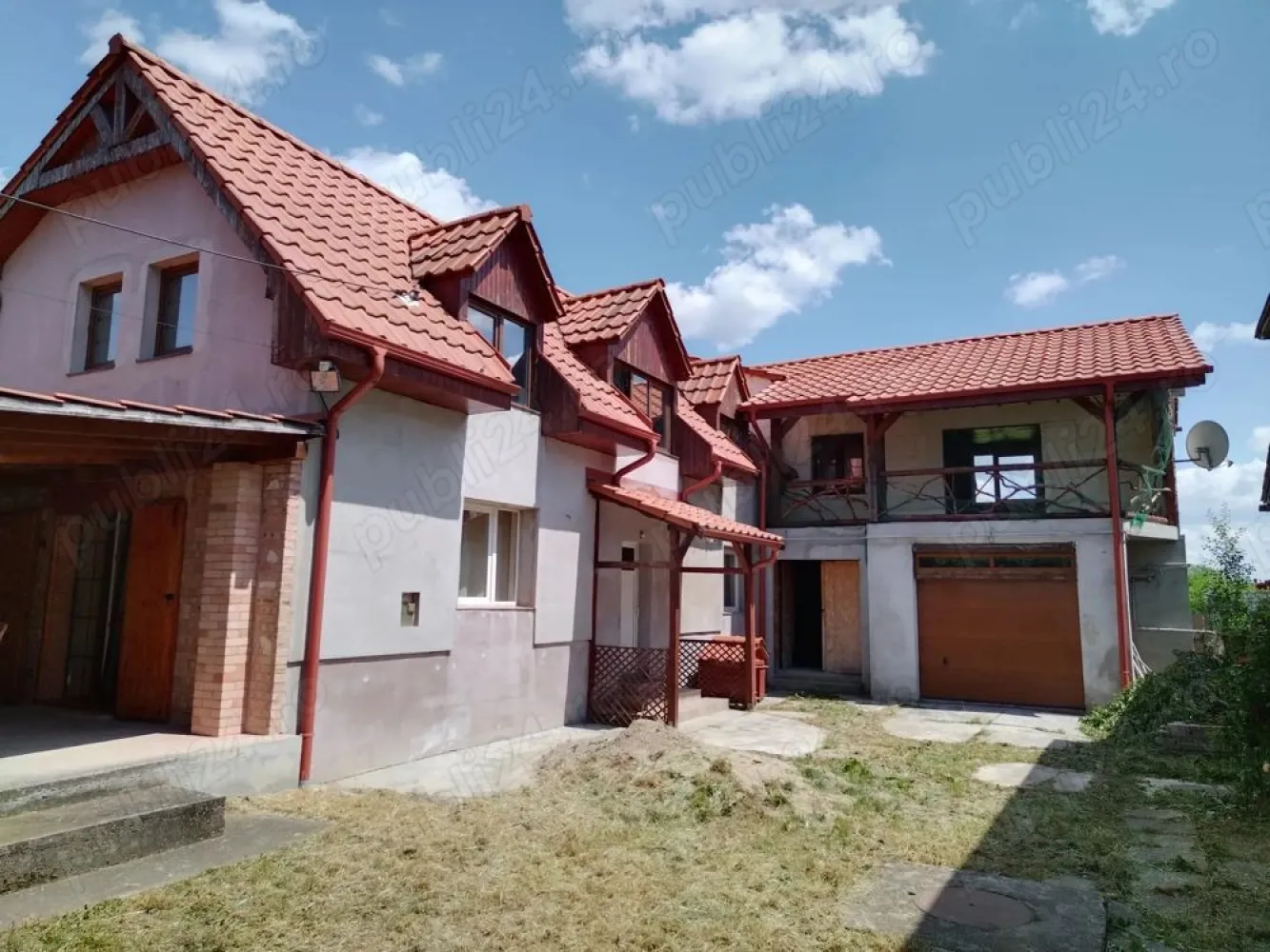 BRASADAS vinde casa cu gradina si garaj. - Agentia Imobiliara BRASADAS vinde casa situată într-o zonă liniștită și accesibilă la soseaua principala. Casa este amplasata in spatele terenului. Lucrările de mansardare au fost începute, însă necesită finalizare, oferind posibilitatea personalizării spațiului după preferințe. Detalii proprietate: - Suprafață totală teren: 561 mp - Suprafață construită la sol: 154 mp - Front stradal: 12 m - Lungimea terenului: 43 m Compartimentare actuală: - 2 camere - 1 baie - 1 bucătărie - 1 garaj - 1 hol Utilități și dotări: - Geamuri termopan - Centrală termică Www.brasadas.com.