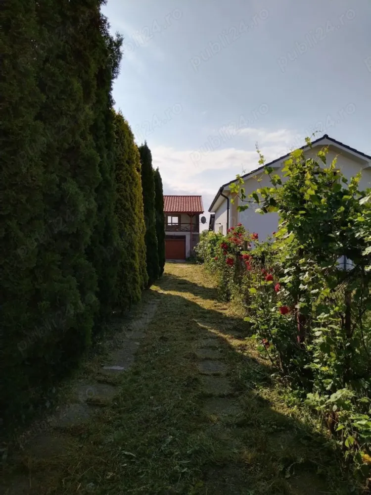BRASADAS vinde casa cu gradina si garaj. - Agentia Imobiliara BRASADAS vinde casa situată într-o zonă liniștită și accesibilă la soseaua principala. Casa este amplasata in spatele terenului. Lucrările de mansardare au fost începute, însă necesită finalizare, oferind posibilitatea personalizării spațiului după preferințe. Detalii proprietate: - Suprafață totală teren: 561 mp - Suprafață construită la sol: 154 mp - Front stradal: 12 m - Lungimea terenului: 43 m Compartimentare actuală: - 2 camere - 1 baie - 1 bucătărie - 1 garaj - 1 hol Utilități și dotări: - Geamuri termopan - Centrală termică Www.brasadas.com.