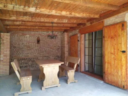 BRASADAS vinde casa cu gradina si garaj.