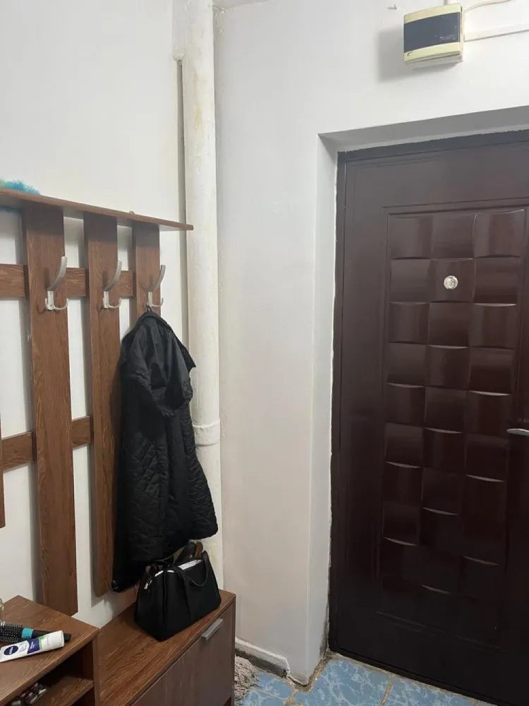 BRASADAS vinde garsoniera utilata etaj 1/4 Ostrovului.