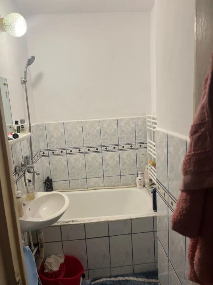 BRASADAS vinde garsoniera utilata etaj 1/4 Ostrovului.