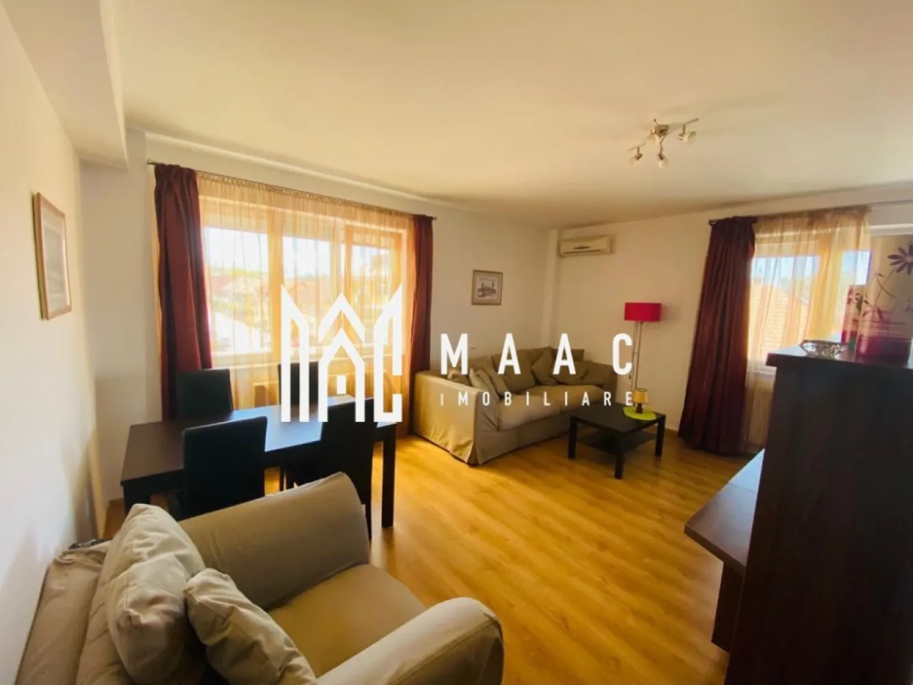 Apartament 3 camere | Terasa | Garaj & Boxă | Calea Dumbrăvii - Maac Imobiliare prezintă spre închiriere un apartament deosebit cu 3 camere, situat într-una dintre cele mai apreciate și rafinate zone ale Sibiului – Calea Dumbrăvii / Parcul Sub Arini, într-o construcție tip vilă, la etajul 2 din 3. Locația se remarcă prin liniște, siguranță și proximitatea imediată față de Parcul Sub Arini, oferind un cadru ideal pentru confort și relaxare. Apartamentul are o suprafață utilă de 75 mp, fiind excelent compartimentat și amenajat cu atenție la detalii: • living spațios și luminos, cu acces pe balcon și vedere panoramică către Parcul Sub Arini • bucătărie open-space complet mobilată și utilată cu electrocasnice moderne (mașină de spălat vase, frigider, plită mixtă gaz/electrică, cuptor, hotă) • dormitor matrimonial generos, cu acces direct pe balcon • dormitor secundar, mobilat cu canapea extensibilă – ideal ca birou sau cameră de oaspeți • baie cu cadă și geam de aerisire naturală • hol central cu spațiu de depozitare • balcon generos de aproximativ 15 mp, cu acces din living și din dormitor • garaj privat și boxă incluse Proprietatea beneficiază de finisaje și dotări de calitate superioară, menite să ofere un confort deplin: • aer condiționat • rulouri exterioare • copertină retractabilă • plase pentru insecte • parchet și mobilier din lemn masiv • clădire izolată termic pe exterior Condiții de închiriere: • contract pe minimum 1 an • garanție: echivalentul a 2 luni de chirie • se închiriază complet mobilat și utilat • preferabil o persoană sau un cuplu • nu se acceptă animale de companie • nu se acceptă fumători Un apartament elegant, amplasat într-o zonă exclusivistă, perfect pentru cei care caută confort, rafinament și liniște, la doar câțiva pași de Parcul Sub Arini. Pentru mai multe informații și programări la vizionare, vă rugăm să menționați ID anunț: CP2785343. }}