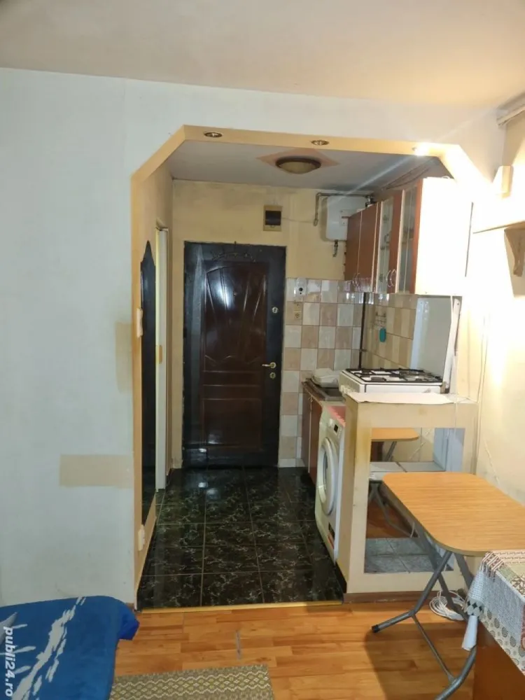 Vând garsonieră în .icro17 - Garsonieră în Micro 17. Etajul 4. Construită din uscătorie. 17 m2