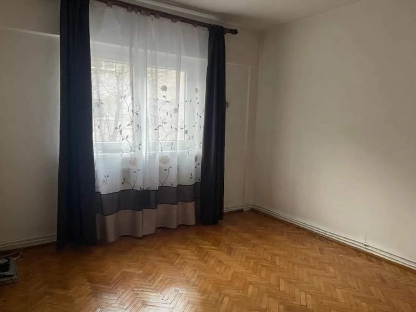 Vand apartament 4 camere in Satu Mare - Vand apartament cu 4 camere in Satu Mare, Micro 16, decomandat, BCA, etaj 2/4, ferestre cu geam termopan, bucatarie mare, un balcon mare, camara. Necesita renovare partial. Telefon 0036308371333 sau 0745 662 280.