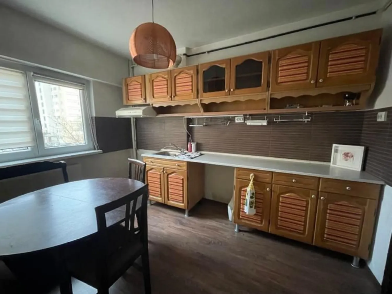 Vand apartament 4 camere in Satu Mare - Vand apartament cu 4 camere in Satu Mare, Micro 16, decomandat, BCA, etaj 2/4, ferestre cu geam termopan, bucatarie mare, un balcon mare, camara. Necesita renovare partial. Telefon 0036308371333 sau 0745 662 280.