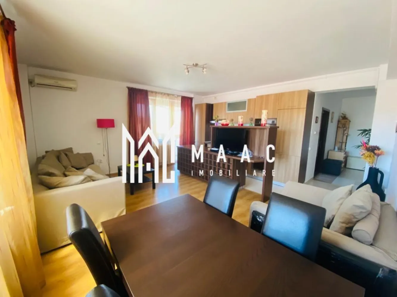 Apartament 3 camere | Terasa | Garaj & Boxă | Calea Dumbrăvii - Maac Imobiliare prezintă spre închiriere un apartament deosebit cu 3 camere, situat într-una dintre cele mai apreciate și rafinate zone ale Sibiului – Calea Dumbrăvii / Parcul Sub Arini, într-o construcție tip vilă, la etajul 2 din 3. Locația se remarcă prin liniște, siguranță și proximitatea imediată față de Parcul Sub Arini, oferind un cadru ideal pentru confort și relaxare. Apartamentul are o suprafață utilă de 75 mp, fiind excelent compartimentat și amenajat cu atenție la detalii: • living spațios și luminos, cu acces pe balcon și vedere panoramică către Parcul Sub Arini • bucătărie open-space complet mobilată și utilată cu electrocasnice moderne (mașină de spălat vase, frigider, plită mixtă gaz/electrică, cuptor, hotă) • dormitor matrimonial generos, cu acces direct pe balcon • dormitor secundar, mobilat cu canapea extensibilă – ideal ca birou sau cameră de oaspeți • baie cu cadă și geam de aerisire naturală • hol central cu spațiu de depozitare • balcon generos de aproximativ 15 mp, cu acces din living și din dormitor • garaj privat și boxă incluse Proprietatea beneficiază de finisaje și dotări de calitate superioară, menite să ofere un confort deplin: • aer condiționat • rulouri exterioare • copertină retractabilă • plase pentru insecte • parchet și mobilier din lemn masiv • clădire izolată termic pe exterior Condiții de închiriere: • contract pe minimum 1 an • garanție: echivalentul a 2 luni de chirie • se închiriază complet mobilat și utilat • preferabil o persoană sau un cuplu • nu se acceptă animale de companie • nu se acceptă fumători Un apartament elegant, amplasat într-o zonă exclusivistă, perfect pentru cei care caută confort, rafinament și liniște, la doar câțiva pași de Parcul Sub Arini. Pentru mai multe informații și programări la vizionare, vă rugăm să menționați ID anunț: CP2785343. }}