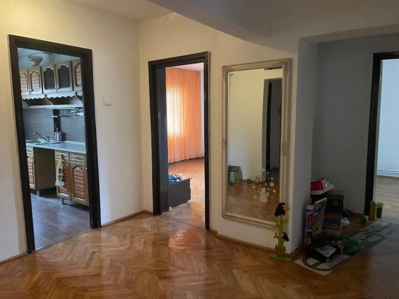 Vand apartament 4 camere in Satu Mare - Vand apartament cu 4 camere in Satu Mare, Micro 16, decomandat, BCA, etaj 2/4, ferestre cu geam termopan, bucatarie mare, un balcon mare, camara. Necesita renovare partial. Telefon 0036308371333 sau 0745 662 280.