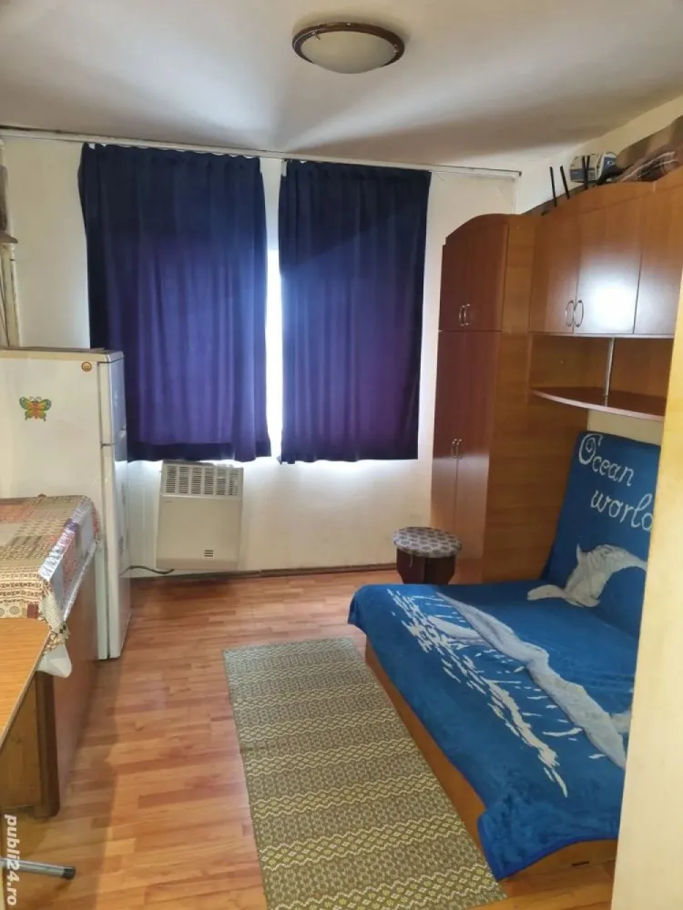 Vând garsonieră în .icro17 - Garsonieră în Micro 17. Etajul 4. Construită din uscătorie. 17 m2