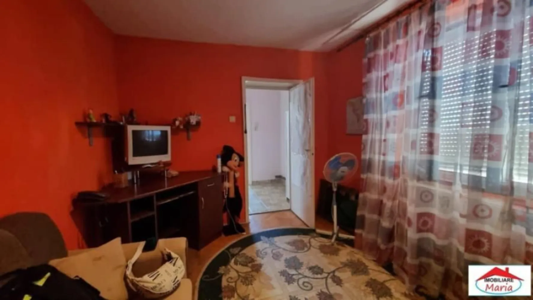 BRASADAS vinde ap 2 cam + balcon etaj 4/4 Solidaritatii. - Agentia Imobiliara BRASADAS vinde apartament cu 2 camere, 1 balcon 1 cămară și 1 pivniță. Încălzire individuală pe gaz, conducte de apă noi, ușă de intrare metalică de siguranță, baie cu fereastră, jaluzele la toate ferestrele termopan. Blocul este acoperit cu acoperiș. Școală, grădiniță, stație de autobuz, Lidl, parc și piață se află în imediată apropiere. Www.brasadas.com.