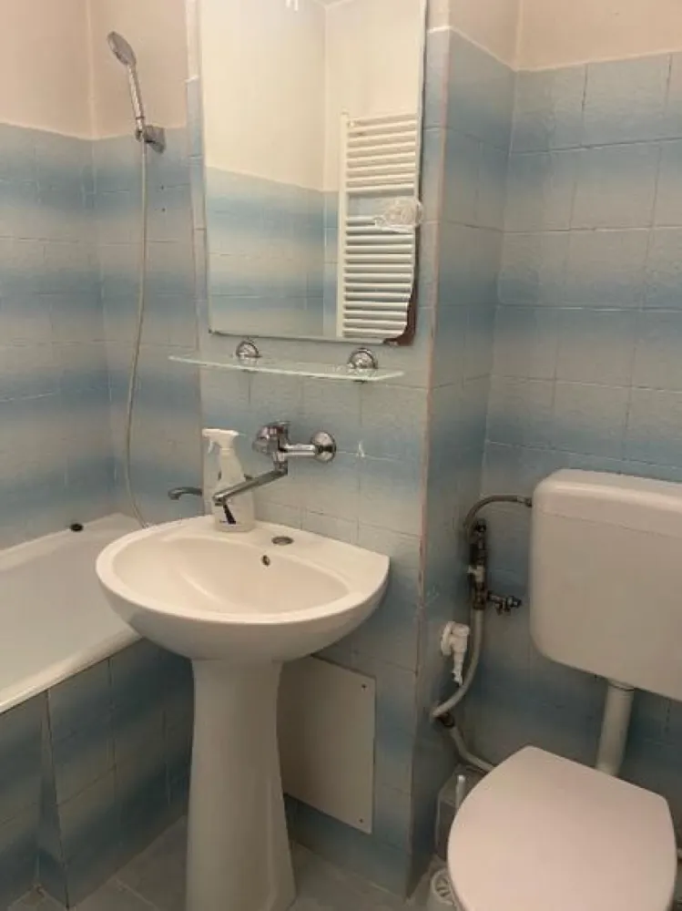 Vand apartament 4 camere in Satu Mare - Vand apartament cu 4 camere in Satu Mare, Micro 16, decomandat, BCA, etaj 2/4, ferestre cu geam termopan, bucatarie mare, un balcon mare, camara. Necesita renovare partial. Telefon 0036308371333 sau 0745 662 280.