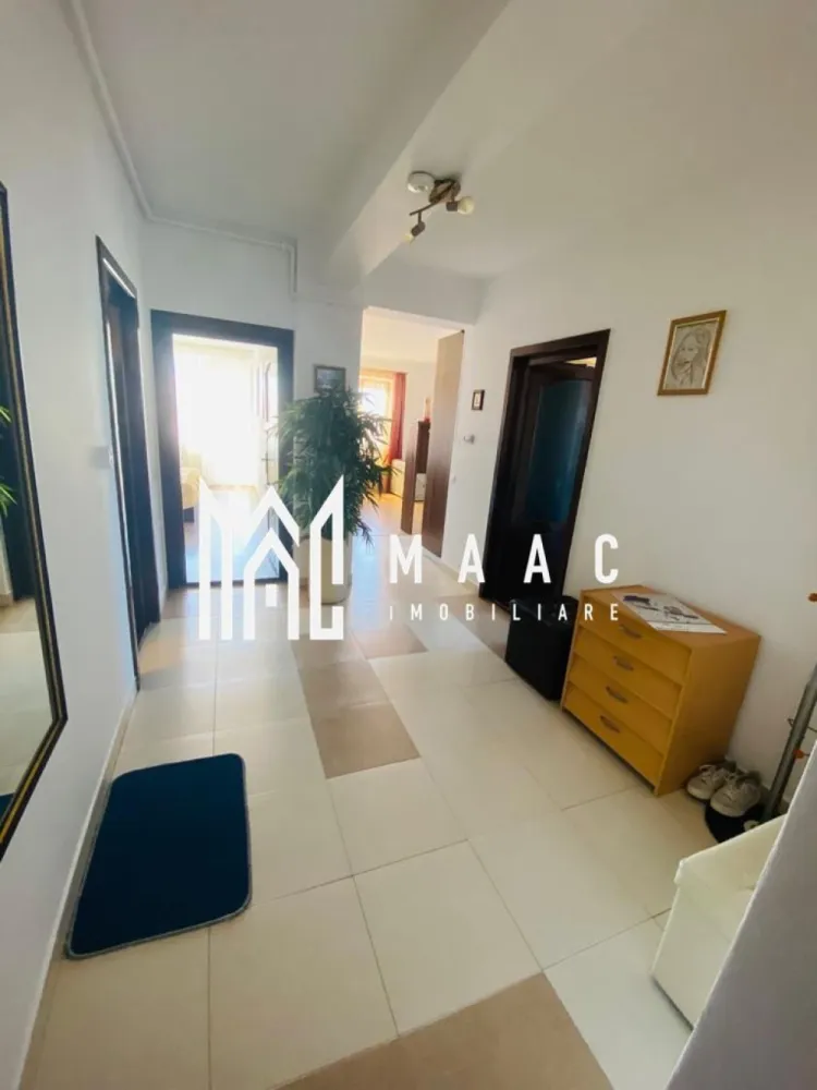 Apartament 3 camere | Terasa | Garaj & Boxă | Calea Dumbrăvii - Maac Imobiliare prezintă spre închiriere un apartament deosebit cu 3 camere, situat într-una dintre cele mai apreciate și rafinate zone ale Sibiului – Calea Dumbrăvii / Parcul Sub Arini, într-o construcție tip vilă, la etajul 2 din 3. Locația se remarcă prin liniște, siguranță și proximitatea imediată față de Parcul Sub Arini, oferind un cadru ideal pentru confort și relaxare. Apartamentul are o suprafață utilă de 75 mp, fiind excelent compartimentat și amenajat cu atenție la detalii: • living spațios și luminos, cu acces pe balcon și vedere panoramică către Parcul Sub Arini • bucătărie open-space complet mobilată și utilată cu electrocasnice moderne (mașină de spălat vase, frigider, plită mixtă gaz/electrică, cuptor, hotă) • dormitor matrimonial generos, cu acces direct pe balcon • dormitor secundar, mobilat cu canapea extensibilă – ideal ca birou sau cameră de oaspeți • baie cu cadă și geam de aerisire naturală • hol central cu spațiu de depozitare • balcon generos de aproximativ 15 mp, cu acces din living și din dormitor • garaj privat și boxă incluse Proprietatea beneficiază de finisaje și dotări de calitate superioară, menite să ofere un confort deplin: • aer condiționat • rulouri exterioare • copertină retractabilă • plase pentru insecte • parchet și mobilier din lemn masiv • clădire izolată termic pe exterior Condiții de închiriere: • contract pe minimum 1 an • garanție: echivalentul a 2 luni de chirie • se închiriază complet mobilat și utilat • preferabil o persoană sau un cuplu • nu se acceptă animale de companie • nu se acceptă fumători Un apartament elegant, amplasat într-o zonă exclusivistă, perfect pentru cei care caută confort, rafinament și liniște, la doar câțiva pași de Parcul Sub Arini. Pentru mai multe informații și programări la vizionare, vă rugăm să menționați ID anunț: CP2785343. }}