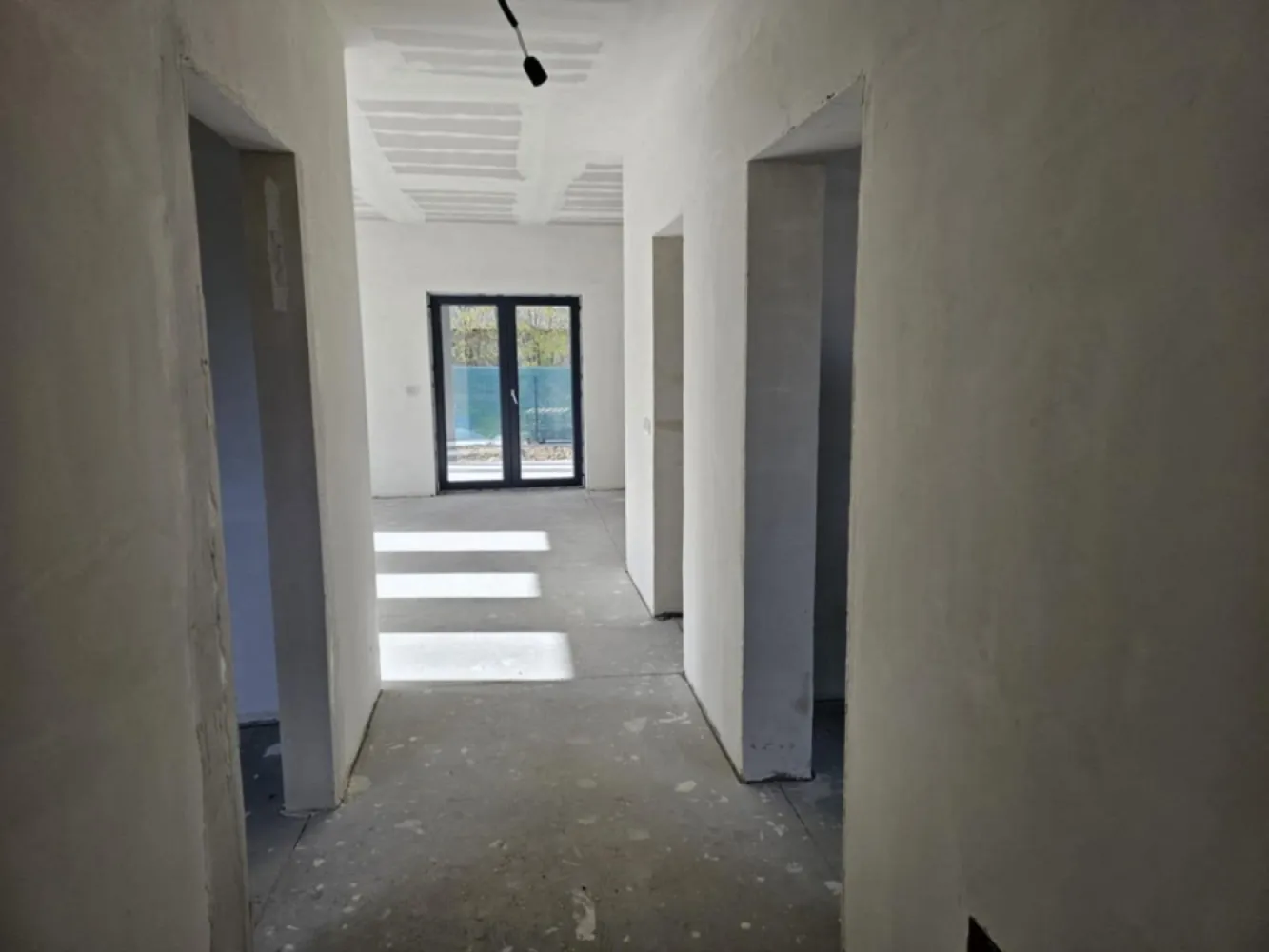 Casa de vanzare în lazuri - Casă familială nouă, modernă Lazuri (la doar 4 km de Satu Mare) Se oferă spre vânzare o casă familială nouă, modernă, amplasată într-o zonă liniștită și plăcută din Lazuri, la doar 4 km de Satu Mare. Proprietatea se întinde pe un teren de 450 m2, iar locuința are o suprafață construită de 126 m2, realizată integral din cărămidă, pe o structură solidă și durabilă, cu finisaje moderne și confort de top. Pereții sunt izolați cu polistiren de 10 cm și prevăzuți cu ferestre termopan Rehau, oferind eficiență termică și confort sporit. Acoperișul este masiv, acoperit cu țiglă de beton, iar casa dispune de încălzire în pardoseală și este racordată la apă, curent electric și canalizare. Curtea este spațioasă, curată și îngrijită, împrejmuită cu gard modern, având două intrări separate, ambele accesibile cu mașina. Compartimentare: 2 dormitoare spațioase 1 baie modernă living generos bucătărie cămară (spajz) cameră tehnică terasă mare și acoperită Actele sunt în regulă, proprietatea poate fi trecută imediat pe nume