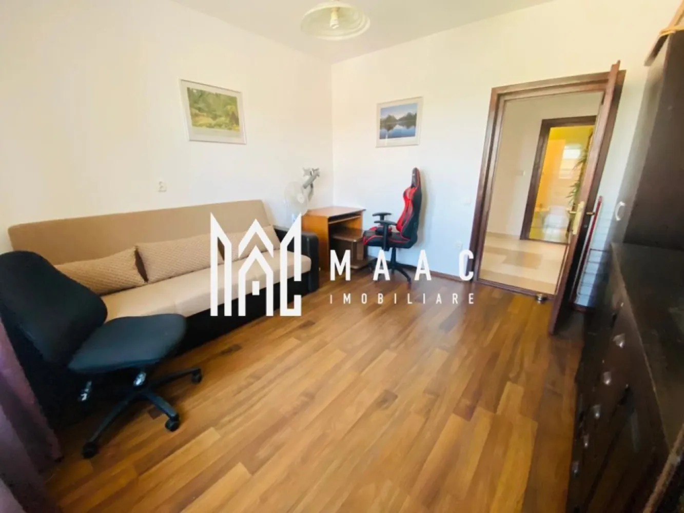 Apartament 3 camere | Terasa | Garaj & Boxă | Calea Dumbrăvii - Maac Imobiliare prezintă spre închiriere un apartament deosebit cu 3 camere, situat într-una dintre cele mai apreciate și rafinate zone ale Sibiului – Calea Dumbrăvii / Parcul Sub Arini, într-o construcție tip vilă, la etajul 2 din 3. Locația se remarcă prin liniște, siguranță și proximitatea imediată față de Parcul Sub Arini, oferind un cadru ideal pentru confort și relaxare. Apartamentul are o suprafață utilă de 75 mp, fiind excelent compartimentat și amenajat cu atenție la detalii: • living spațios și luminos, cu acces pe balcon și vedere panoramică către Parcul Sub Arini • bucătărie open-space complet mobilată și utilată cu electrocasnice moderne (mașină de spălat vase, frigider, plită mixtă gaz/electrică, cuptor, hotă) • dormitor matrimonial generos, cu acces direct pe balcon • dormitor secundar, mobilat cu canapea extensibilă – ideal ca birou sau cameră de oaspeți • baie cu cadă și geam de aerisire naturală • hol central cu spațiu de depozitare • balcon generos de aproximativ 15 mp, cu acces din living și din dormitor • garaj privat și boxă incluse Proprietatea beneficiază de finisaje și dotări de calitate superioară, menite să ofere un confort deplin: • aer condiționat • rulouri exterioare • copertină retractabilă • plase pentru insecte • parchet și mobilier din lemn masiv • clădire izolată termic pe exterior Condiții de închiriere: • contract pe minimum 1 an • garanție: echivalentul a 2 luni de chirie • se închiriază complet mobilat și utilat • preferabil o persoană sau un cuplu • nu se acceptă animale de companie • nu se acceptă fumători Un apartament elegant, amplasat într-o zonă exclusivistă, perfect pentru cei care caută confort, rafinament și liniște, la doar câțiva pași de Parcul Sub Arini. Pentru mai multe informații și programări la vizionare, vă rugăm să menționați ID anunț: CP2785343. }}