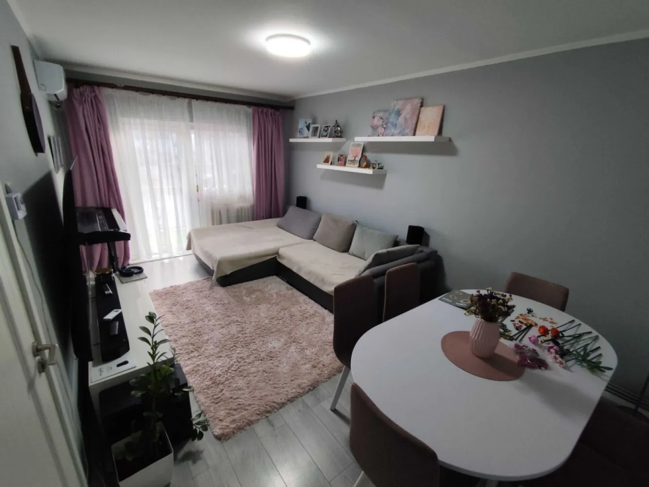 BRASADAS vinde ap 4 cam decomandat Micro 17 etaj 3/4. - Agentia Imobiliara BRASADAS vinde apartament spațios și bine compartimentat, situat într-o zonă liniștită și apreciată din Micro 17. Proprietatea oferă confort și funcționalitate. Locație: Satu Mare, cartier Micro 17 – Str. Independenței Suprafață utilă: 80 mp Etaj: 3 din 4 4 camere decomandate 2 băi 2 balcoane Centrală termică proprie Aer condiționat Scară închisă cu interfon Beci spațios și uscat (ideal pentru depozitare) Www.brasadas.com.