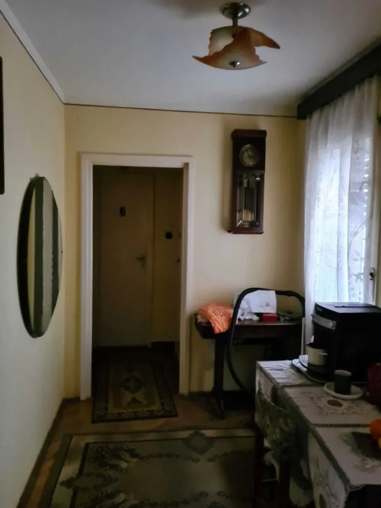apartament 4 camere Micro 15 - Vand apartament cu 4 camere decomandate + living, bucatarie, baie+baie serviciu, camara cu geam ,balcon, pivnita in Micro 15 pe Careiului. Este aproape de statie autobus de pe Careiului, de Spitalul Judetean si Piata Somes. Se poate viziona dupa ora 16.30. FARA INTERMEDIARI