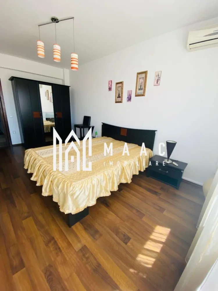 Apartament 3 camere | Terasa | Garaj & Boxă | Calea Dumbrăvii - Maac Imobiliare prezintă spre închiriere un apartament deosebit cu 3 camere, situat într-una dintre cele mai apreciate și rafinate zone ale Sibiului – Calea Dumbrăvii / Parcul Sub Arini, într-o construcție tip vilă, la etajul 2 din 3. Locația se remarcă prin liniște, siguranță și proximitatea imediată față de Parcul Sub Arini, oferind un cadru ideal pentru confort și relaxare. Apartamentul are o suprafață utilă de 75 mp, fiind excelent compartimentat și amenajat cu atenție la detalii: • living spațios și luminos, cu acces pe balcon și vedere panoramică către Parcul Sub Arini • bucătărie open-space complet mobilată și utilată cu electrocasnice moderne (mașină de spălat vase, frigider, plită mixtă gaz/electrică, cuptor, hotă) • dormitor matrimonial generos, cu acces direct pe balcon • dormitor secundar, mobilat cu canapea extensibilă – ideal ca birou sau cameră de oaspeți • baie cu cadă și geam de aerisire naturală • hol central cu spațiu de depozitare • balcon generos de aproximativ 15 mp, cu acces din living și din dormitor • garaj privat și boxă incluse Proprietatea beneficiază de finisaje și dotări de calitate superioară, menite să ofere un confort deplin: • aer condiționat • rulouri exterioare • copertină retractabilă • plase pentru insecte • parchet și mobilier din lemn masiv • clădire izolată termic pe exterior Condiții de închiriere: • contract pe minimum 1 an • garanție: echivalentul a 2 luni de chirie • se închiriază complet mobilat și utilat • preferabil o persoană sau un cuplu • nu se acceptă animale de companie • nu se acceptă fumători Un apartament elegant, amplasat într-o zonă exclusivistă, perfect pentru cei care caută confort, rafinament și liniște, la doar câțiva pași de Parcul Sub Arini. Pentru mai multe informații și programări la vizionare, vă rugăm să menționați ID anunț: CP2785343. }}