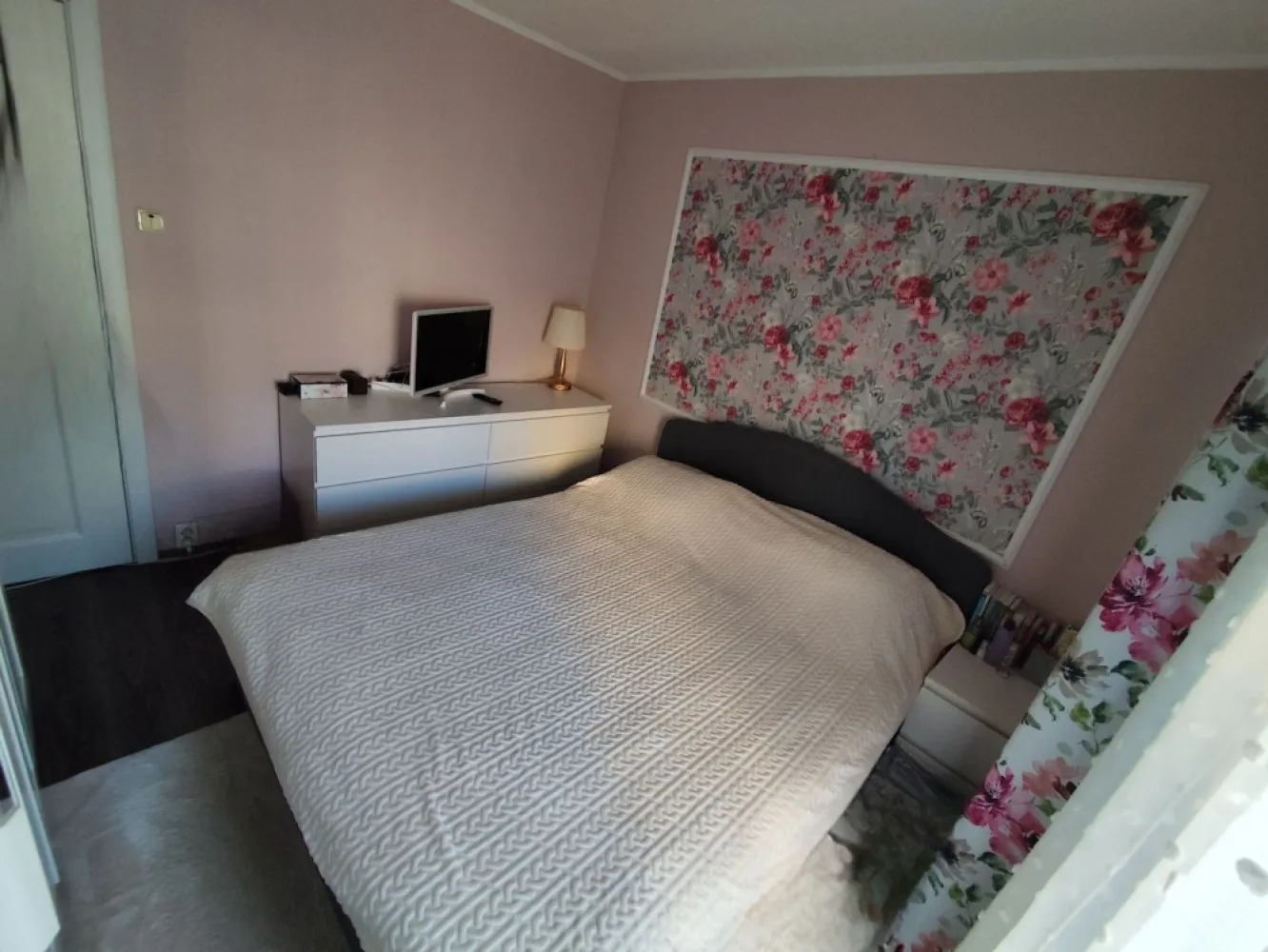 BRASADAS vinde ap 4 cam decomandat Micro 17 etaj 3/4. - Agentia Imobiliara BRASADAS vinde apartament spațios și bine compartimentat, situat într-o zonă liniștită și apreciată din Micro 17. Proprietatea oferă confort și funcționalitate. Locație: Satu Mare, cartier Micro 17 – Str. Independenței Suprafață utilă: 80 mp Etaj: 3 din 4 4 camere decomandate 2 băi 2 balcoane Centrală termică proprie Aer condiționat Scară închisă cu interfon Beci spațios și uscat (ideal pentru depozitare) Www.brasadas.com.