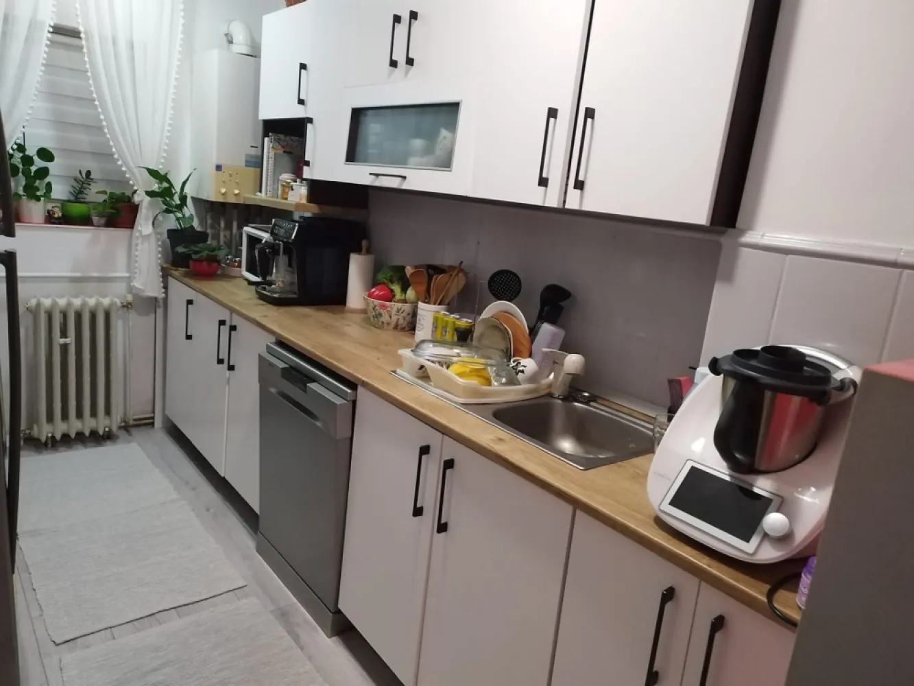 BRASADAS vinde ap 4 cam decomandat Micro 17 etaj 3/4. - Agentia Imobiliara BRASADAS vinde apartament spațios și bine compartimentat, situat într-o zonă liniștită și apreciată din Micro 17. Proprietatea oferă confort și funcționalitate. Locație: Satu Mare, cartier Micro 17 – Str. Independenței Suprafață utilă: 80 mp Etaj: 3 din 4 4 camere decomandate 2 băi 2 balcoane Centrală termică proprie Aer condiționat Scară închisă cu interfon Beci spațios și uscat (ideal pentru depozitare) Www.brasadas.com.
